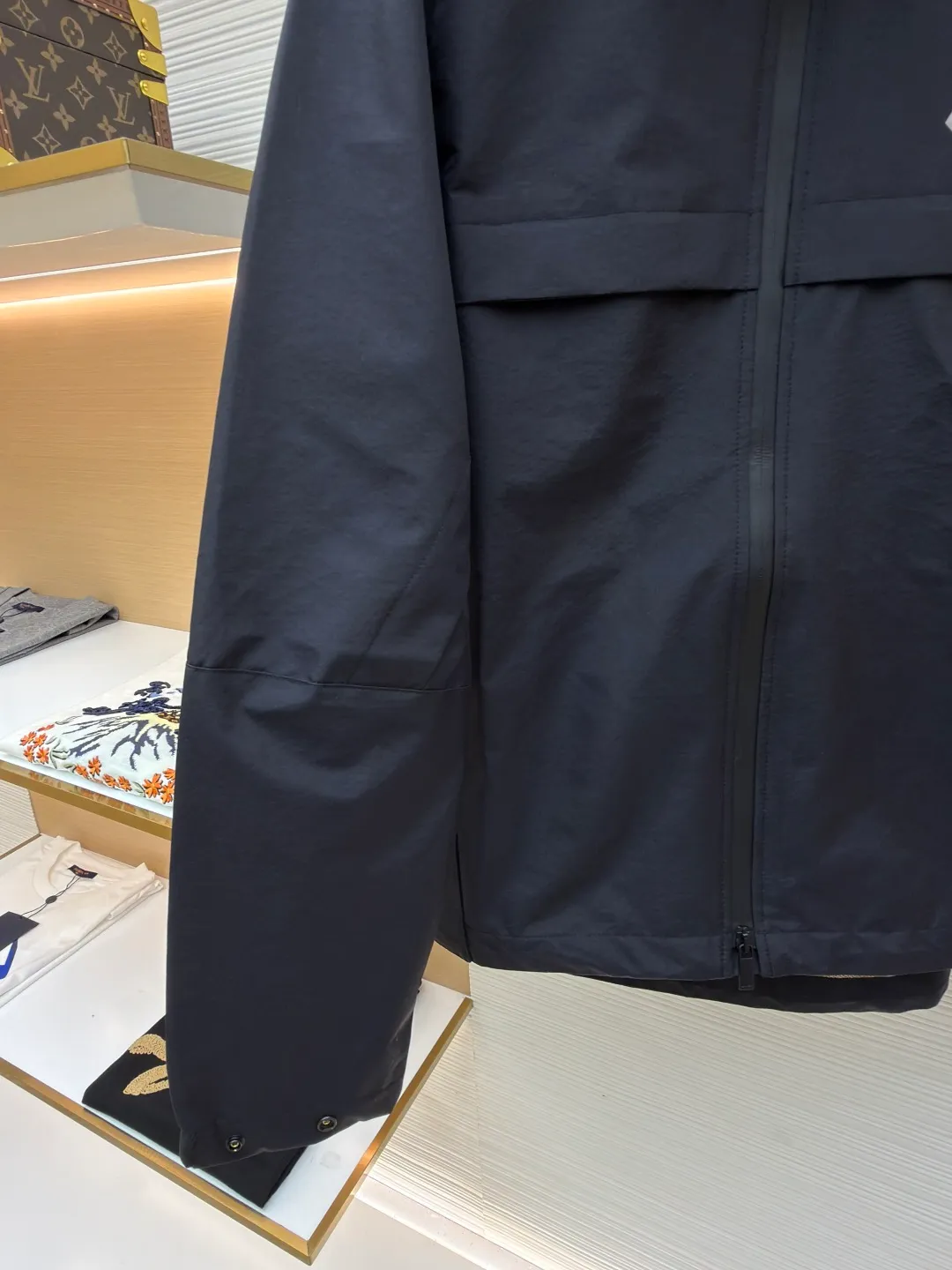 Dior Diamond logo reflective jacket ●Original version: Purchased and developed for 38000 ●Item number: 1681165-B65 ●Fabric: Obsidian intelligent laminated technical silk fabric ●Technology: Fluid laminated production ●Color: black ●Version: Fitted version ●Weight: about 560 grams ●Size: 44-46-48-50 ●Description: Customized Obsidian intelligent laminated technical silk, impermeable to wind and rain. It does not stagnate with sweat. Three-proof barrier. Excellent texture. It is based on pure black, setting a versatile tone. The front Dior Diamond logo is presented in a simple and exquisite form, which complements the eye-catching trimmed Dior logo on the back. When the light falls, it instantly blooms brightly. Between order and function, it builds a minimalist protective aesthetic and dynamic elegance, interpreting a new realm of sports aesthetics with a pioneering attitude. Infrared positioning heat transfer process Infrared positioning CD Diamond position is more accurate Use thermal transfer materials for processing Bake the fabric to fix the printing pattern Add fluorescent powder during the offset printing process Let creativity and inspiration shine, fluid lamination process Liquid glue strips are shaped by condensation Form invisible fluid sealing lines at fabric seams Gradient glue volume technology is used in three-dimensional folds and waterproof sealing Functionality and aesthetics symbiosis, template machine opens the bag Preset templates guide the position, shape and size of the bag opening Accuracy ensures the quality of bag opening results. The overall wiring is straight and delicate, the fabric is comfortable and soft, and the color is consistent without color difference. It can be matched with the same style to create a fashionable look and control various occasions. Customized accessories, complete with three standards, same style for men and women!