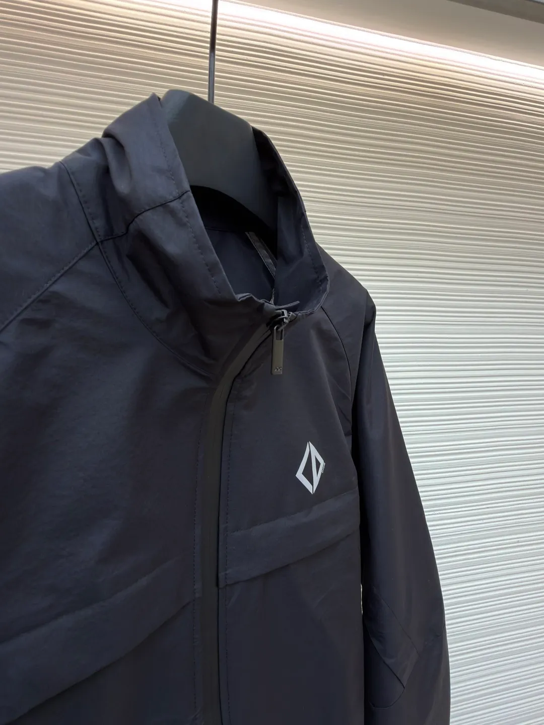 Dior Diamond logo reflective jacket ●Original version: Purchased and developed for 38000 ●Item number: 1681165-B65 ●Fabric: Obsidian intelligent laminated technical silk fabric ●Technology: Fluid laminated production ●Color: black ●Version: Fitted version ●Weight: about 560 grams ●Size: 44-46-48-50 ●Description: Customized Obsidian intelligent laminated technical silk, impermeable to wind and rain. It does not stagnate with sweat. Three-proof barrier. Excellent texture. It is based on pure black, setting a versatile tone. The front Dior Diamond logo is presented in a simple and exquisite form, which complements the eye-catching trimmed Dior logo on the back. When the light falls, it instantly blooms brightly. Between order and function, it builds a minimalist protective aesthetic and dynamic elegance, interpreting a new realm of sports aesthetics with a pioneering attitude. Infrared positioning heat transfer process Infrared positioning CD Diamond position is more accurate Use thermal transfer materials for processing Bake the fabric to fix the printing pattern Add fluorescent powder during the offset printing process Let creativity and inspiration shine, fluid lamination process Liquid glue strips are shaped by condensation Form invisible fluid sealing lines at fabric seams Gradient glue volume technology is used in three-dimensional folds and waterproof sealing Functionality and aesthetics symbiosis, template machine opens the bag Preset templates guide the position, shape and size of the bag opening Accuracy ensures the quality of bag opening results. The overall wiring is straight and delicate, the fabric is comfortable and soft, and the color is consistent without color difference. It can be matched with the same style to create a fashionable look and control various occasions. Customized accessories, complete with three standards, same style for men and women!