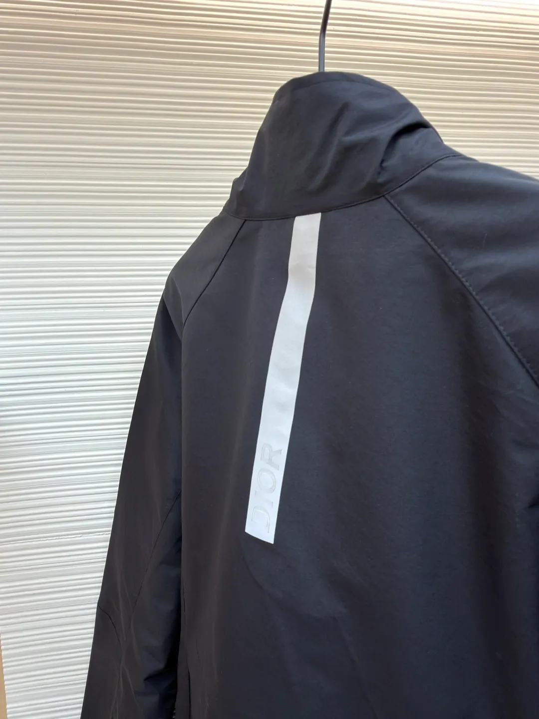 Dior Diamond logo reflective jacket ●Original version: Purchased and developed for 38000 ●Item number: 1681165-B65 ●Fabric: Obsidian intelligent laminated technical silk fabric ●Technology: Fluid laminated production ●Color: black ●Version: Fitted version ●Weight: about 560 grams ●Size: 44-46-48-50 ●Description: Customized Obsidian intelligent laminated technical silk, impermeable to wind and rain. It does not stagnate with sweat. Three-proof barrier. Excellent texture. It is based on pure black, setting a versatile tone. The front Dior Diamond logo is presented in a simple and exquisite form, which complements the eye-catching trimmed Dior logo on the back. When the light falls, it instantly blooms brightly. Between order and function, it builds a minimalist protective aesthetic and dynamic elegance, interpreting a new realm of sports aesthetics with a pioneering attitude. Infrared positioning heat transfer process Infrared positioning CD Diamond position is more accurate Use thermal transfer materials for processing Bake the fabric to fix the printing pattern Add fluorescent powder during the offset printing process Let creativity and inspiration shine, fluid lamination process Liquid glue strips are shaped by condensation Form invisible fluid sealing lines at fabric seams Gradient glue volume technology is used in three-dimensional folds and waterproof sealing Functionality and aesthetics symbiosis, template machine opens the bag Preset templates guide the position, shape and size of the bag opening Accuracy ensures the quality of bag opening results. The overall wiring is straight and delicate, the fabric is comfortable and soft, and the color is consistent without color difference. It can be matched with the same style to create a fashionable look and control various occasions. Customized accessories, complete with three standards, same style for men and women!