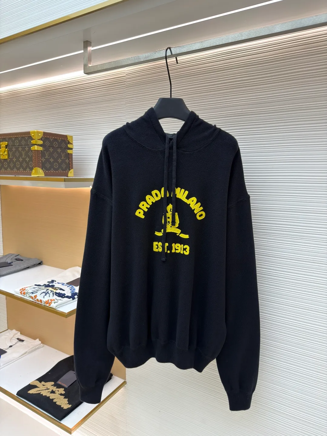 Prada towel embroidered knitted hoodie ●Item number: 1681545-A95 ●Fabric: wool blended fabric ●Technology: knitted embroidery production ●Color: black and yellow ●Version: fitted version ●Weight: about 815 grams ●Size: 46-48-50-52 ●Description: Made of 55% wool, 15% cashmere, 30% cotton yarn. The embroidery uses towel embroidery technology, and the three-dimensional rubber pad presents a 3D visual effect. The PRADA letter logo and 1913 icon are embellished on the chest. Process: Garment washing - removal of wool impurities - color fixation - fixed version. This model is made of worsted cashmere and cotton wool, and is embellished with selected embroidered logos. The simple and sporty design adds a touch of elegance. The overall wiring is straight and delicate, the fabric is comfortable and soft, and the color is consistent without color difference. It can be matched with the same style to create a fashionable look and control various occasions. Customized accessories, complete with three standards, same style for men and women!