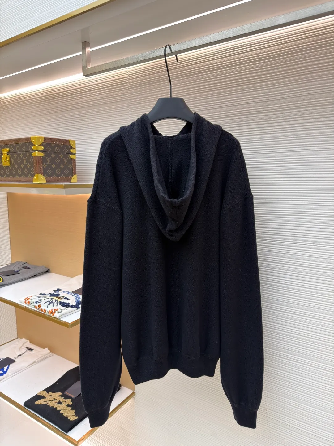 Prada towel embroidered knitted hoodie ●Item number: 1681545-A95 ●Fabric: wool blended fabric ●Technology: knitted embroidery production ●Color: black and yellow ●Version: fitted version ●Weight: about 815 grams ●Size: 46-48-50-52 ●Description: Made of 55% wool, 15% cashmere, 30% cotton yarn. The embroidery uses towel embroidery technology, and the three-dimensional rubber pad presents a 3D visual effect. The PRADA letter logo and 1913 icon are embellished on the chest. Process: Garment washing - removal of wool impurities - color fixation - fixed version. This model is made of worsted cashmere and cotton wool, and is embellished with selected embroidered logos. The simple and sporty design adds a touch of elegance. The overall wiring is straight and delicate, the fabric is comfortable and soft, and the color is consistent without color difference. It can be matched with the same style to create a fashionable look and control various occasions. Customized accessories, complete with three standards, same style for men and women!