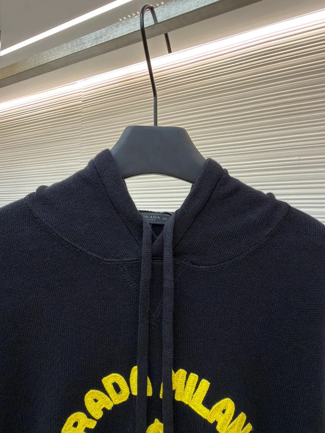 Prada towel embroidered knitted hoodie ●Item number: 1681545-A95 ●Fabric: wool blended fabric ●Technology: knitted embroidery production ●Color: black and yellow ●Version: fitted version ●Weight: about 815 grams ●Size: 46-48-50-52 ●Description: Made of 55% wool, 15% cashmere, 30% cotton yarn. The embroidery uses towel embroidery technology, and the three-dimensional rubber pad presents a 3D visual effect. The PRADA letter logo and 1913 icon are embellished on the chest. Process: Garment washing - removal of wool impurities - color fixation - fixed version. This model is made of worsted cashmere and cotton wool, and is embellished with selected embroidered logos. The simple and sporty design adds a touch of elegance. The overall wiring is straight and delicate, the fabric is comfortable and soft, and the color is consistent without color difference. It can be matched with the same style to create a fashionable look and control various occasions. Customized accessories, complete with three standards, same style for men and women!