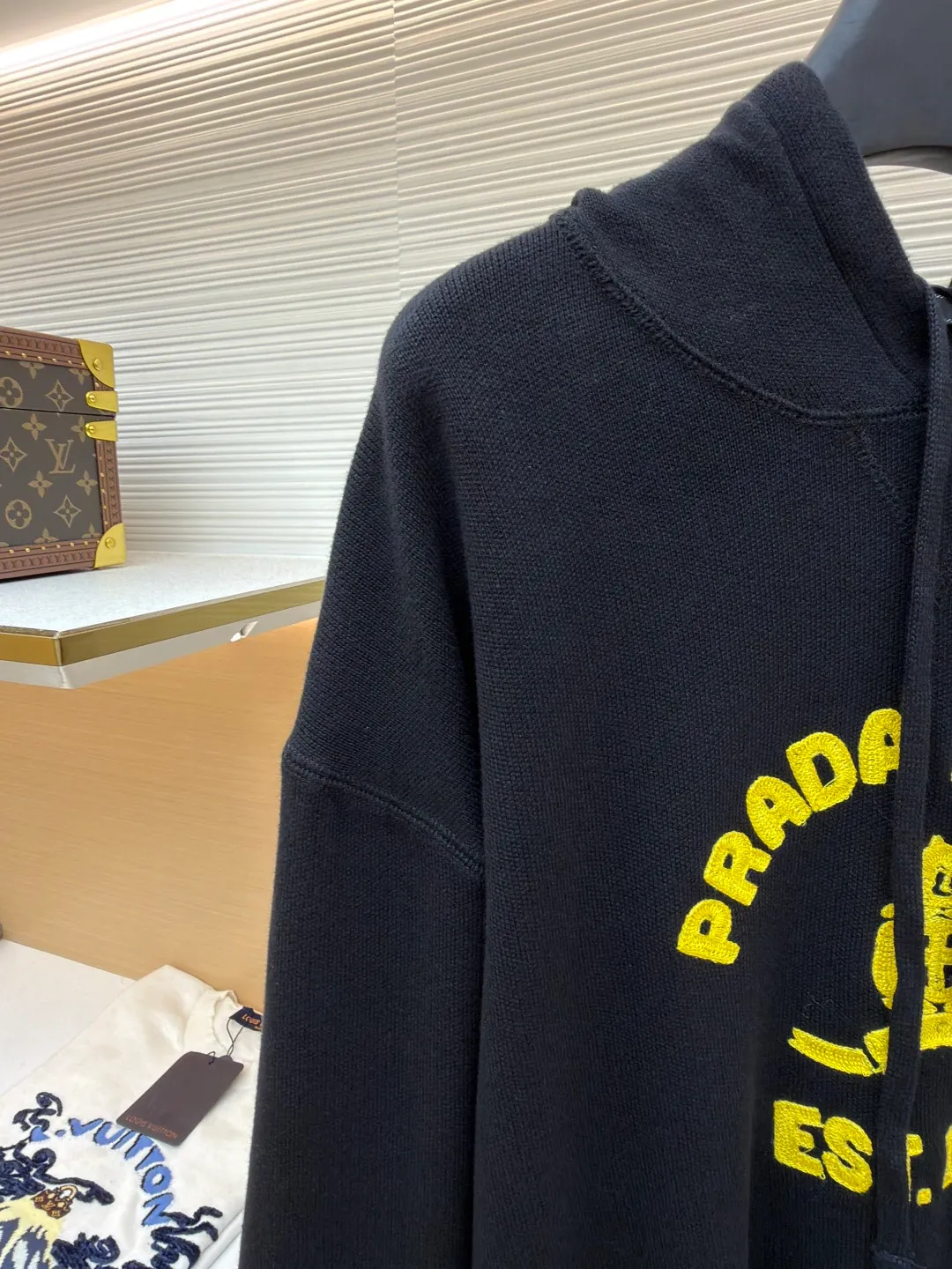 Prada towel embroidered knitted hoodie ●Item number: 1681545-A95 ●Fabric: wool blended fabric ●Technology: knitted embroidery production ●Color: black and yellow ●Version: fitted version ●Weight: about 815 grams ●Size: 46-48-50-52 ●Description: Made of 55% wool, 15% cashmere, 30% cotton yarn. The embroidery uses towel embroidery technology, and the three-dimensional rubber pad presents a 3D visual effect. The PRADA letter logo and 1913 icon are embellished on the chest. Process: Garment washing - removal of wool impurities - color fixation - fixed version. This model is made of worsted cashmere and cotton wool, and is embellished with selected embroidered logos. The simple and sporty design adds a touch of elegance. The overall wiring is straight and delicate, the fabric is comfortable and soft, and the color is consistent without color difference. It can be matched with the same style to create a fashionable look and control various occasions. Customized accessories, complete with three standards, same style for men and women!