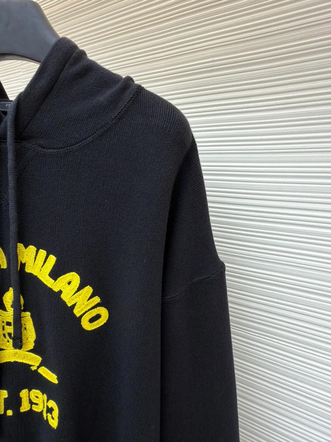 Prada towel embroidered knitted hoodie ●Item number: 1681545-A95 ●Fabric: wool blended fabric ●Technology: knitted embroidery production ●Color: black and yellow ●Version: fitted version ●Weight: about 815 grams ●Size: 46-48-50-52 ●Description: Made of 55% wool, 15% cashmere, 30% cotton yarn. The embroidery uses towel embroidery technology, and the three-dimensional rubber pad presents a 3D visual effect. The PRADA letter logo and 1913 icon are embellished on the chest. Process: Garment washing - removal of wool impurities - color fixation - fixed version. This model is made of worsted cashmere and cotton wool, and is embellished with selected embroidered logos. The simple and sporty design adds a touch of elegance. The overall wiring is straight and delicate, the fabric is comfortable and soft, and the color is consistent without color difference. It can be matched with the same style to create a fashionable look and control various occasions. Customized accessories, complete with three standards, same style for men and women!