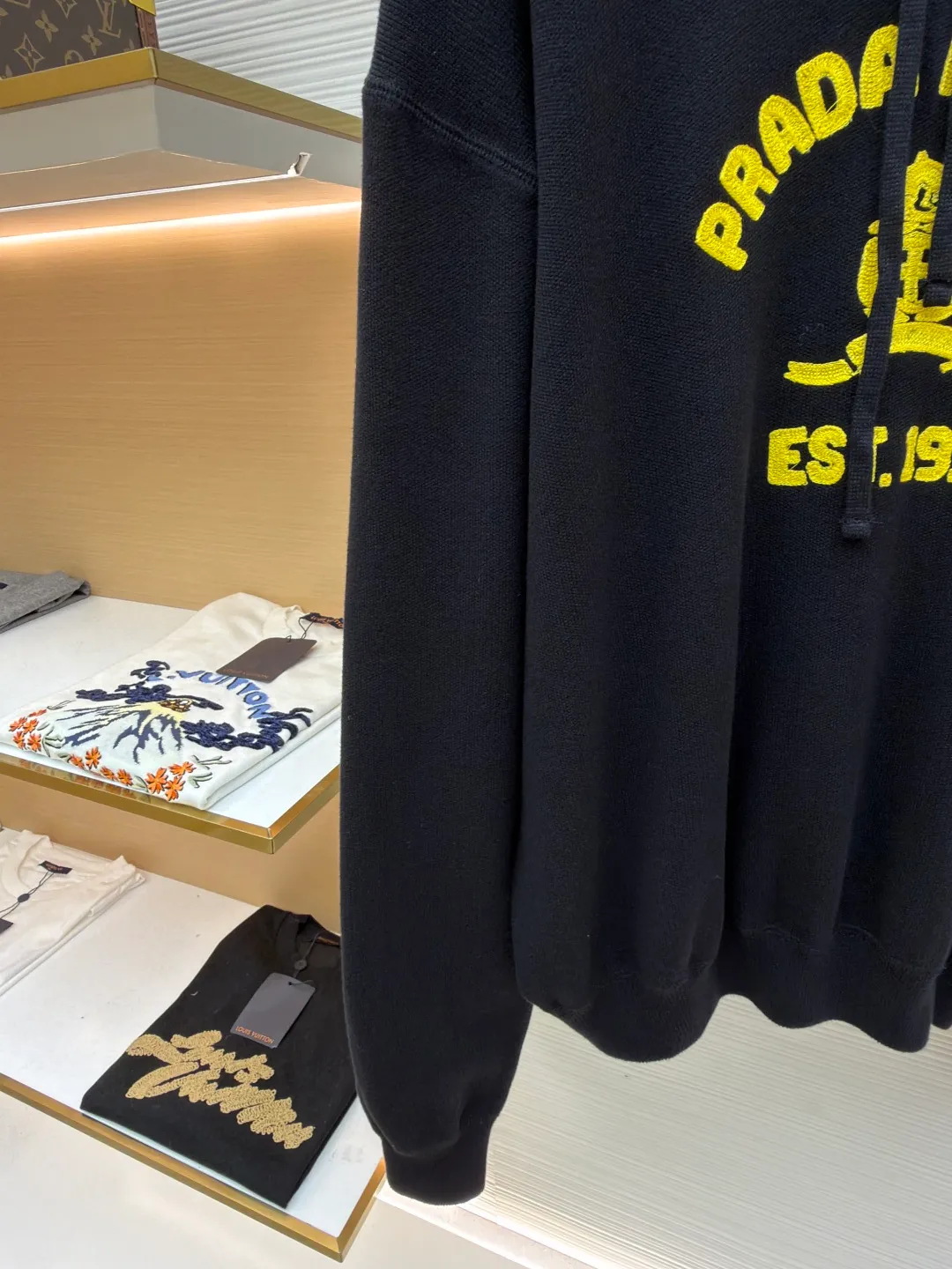 Prada towel embroidered knitted hoodie ●Item number: 1681545-A95 ●Fabric: wool blended fabric ●Technology: knitted embroidery production ●Color: black and yellow ●Version: fitted version ●Weight: about 815 grams ●Size: 46-48-50-52 ●Description: Made of 55% wool, 15% cashmere, 30% cotton yarn. The embroidery uses towel embroidery technology, and the three-dimensional rubber pad presents a 3D visual effect. The PRADA letter logo and 1913 icon are embellished on the chest. Process: Garment washing - removal of wool impurities - color fixation - fixed version. This model is made of worsted cashmere and cotton wool, and is embellished with selected embroidered logos. The simple and sporty design adds a touch of elegance. The overall wiring is straight and delicate, the fabric is comfortable and soft, and the color is consistent without color difference. It can be matched with the same style to create a fashionable look and control various occasions. Customized accessories, complete with three standards, same style for men and women!