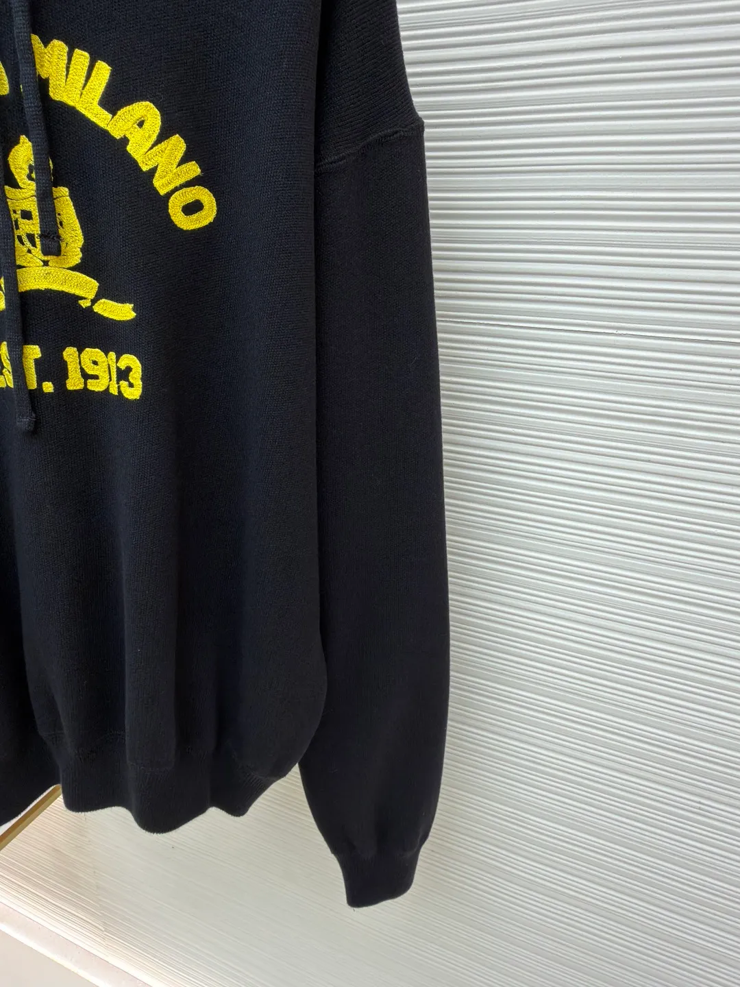 Prada towel embroidered knitted hoodie ●Item number: 1681545-A95 ●Fabric: wool blended fabric ●Technology: knitted embroidery production ●Color: black and yellow ●Version: fitted version ●Weight: about 815 grams ●Size: 46-48-50-52 ●Description: Made of 55% wool, 15% cashmere, 30% cotton yarn. The embroidery uses towel embroidery technology, and the three-dimensional rubber pad presents a 3D visual effect. The PRADA letter logo and 1913 icon are embellished on the chest. Process: Garment washing - removal of wool impurities - color fixation - fixed version. This model is made of worsted cashmere and cotton wool, and is embellished with selected embroidered logos. The simple and sporty design adds a touch of elegance. The overall wiring is straight and delicate, the fabric is comfortable and soft, and the color is consistent without color difference. It can be matched with the same style to create a fashionable look and control various occasions. Customized accessories, complete with three standards, same style for men and women!