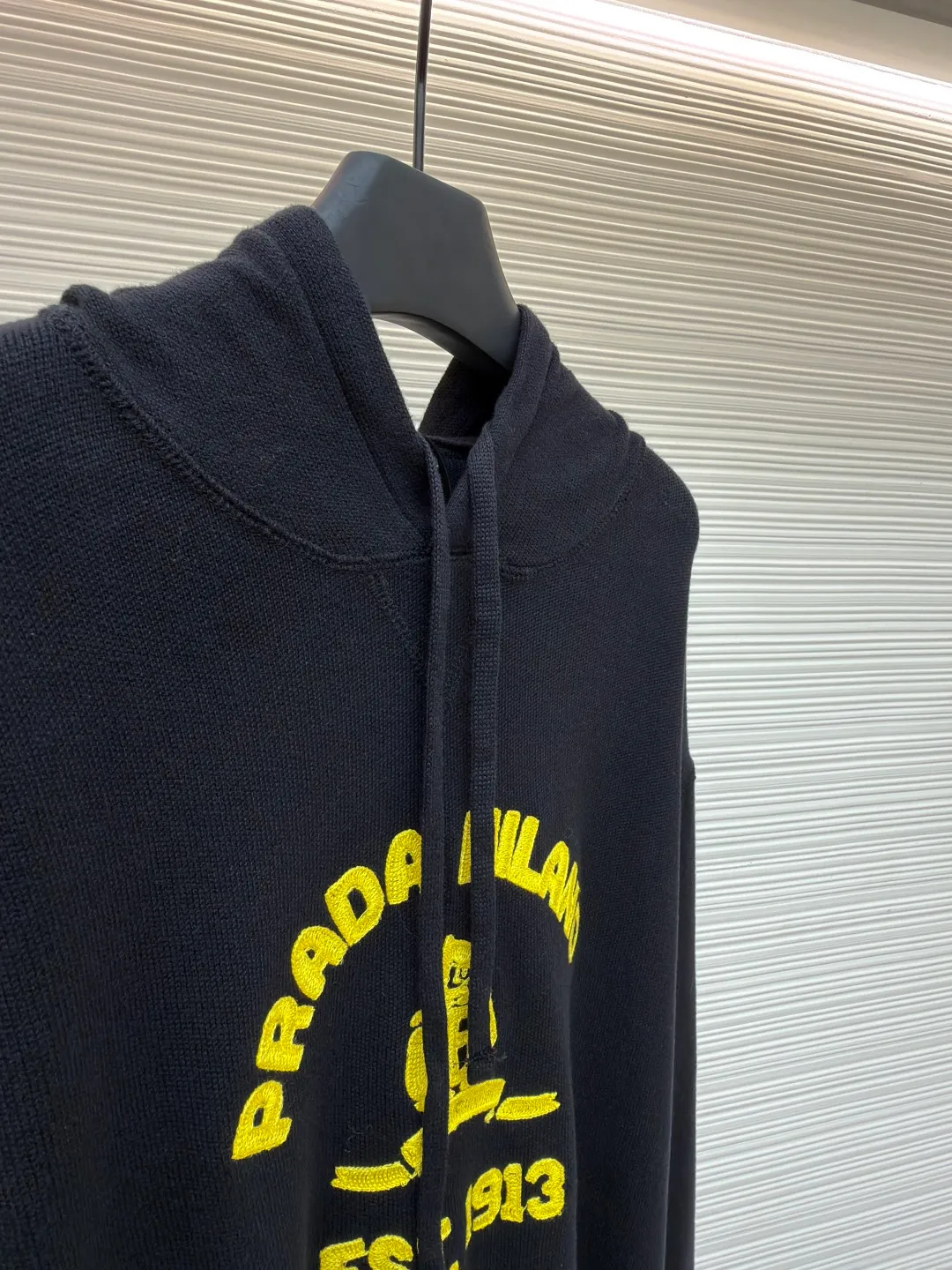 Prada towel embroidered knitted hoodie ●Item number: 1681545-A95 ●Fabric: wool blended fabric ●Technology: knitted embroidery production ●Color: black and yellow ●Version: fitted version ●Weight: about 815 grams ●Size: 46-48-50-52 ●Description: Made of 55% wool, 15% cashmere, 30% cotton yarn. The embroidery uses towel embroidery technology, and the three-dimensional rubber pad presents a 3D visual effect. The PRADA letter logo and 1913 icon are embellished on the chest. Process: Garment washing - removal of wool impurities - color fixation - fixed version. This model is made of worsted cashmere and cotton wool, and is embellished with selected embroidered logos. The simple and sporty design adds a touch of elegance. The overall wiring is straight and delicate, the fabric is comfortable and soft, and the color is consistent without color difference. It can be matched with the same style to create a fashionable look and control various occasions. Customized accessories, complete with three standards, same style for men and women!