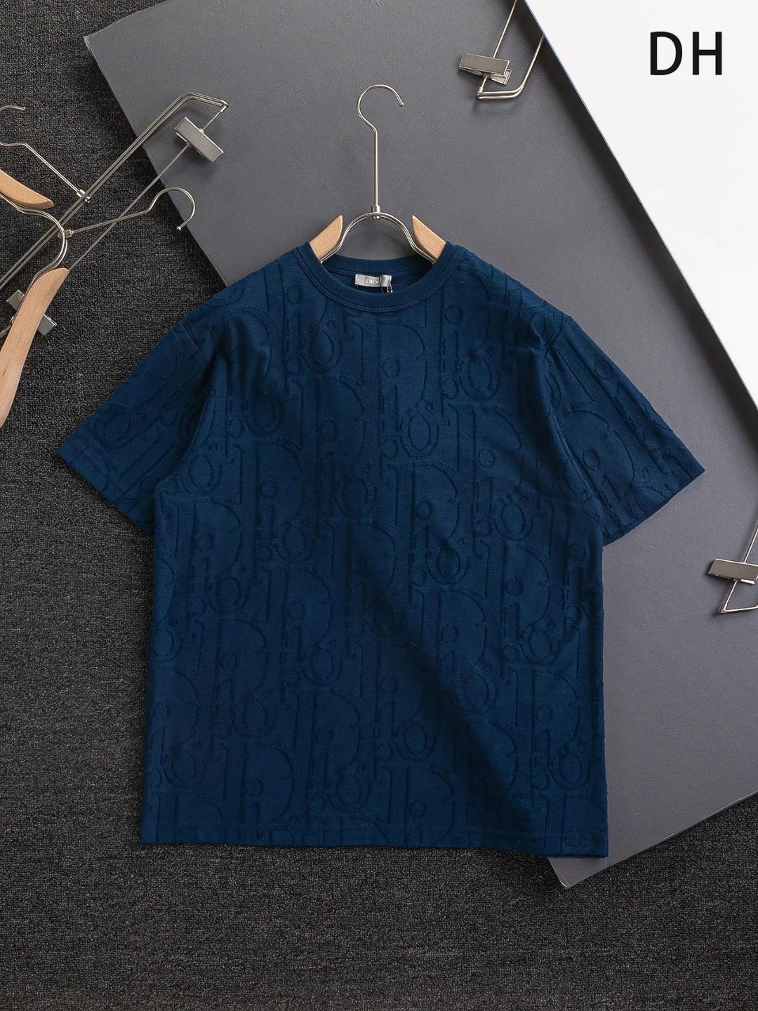🅿️210 Dior Dior micro-wide version CD micro-wide version S-Xl 25ss will never fail, classic style, permanent boutique, counter timeless classic style, CD jacquard all-over printed letter logo pattern, heavy craftsmanship, same style for men and women, short-sleeved T-shirt, cotton blended terry jersey fabric, original development This comes from the 2025 beachwear limited series, full logo jacquard towel highlights the classic Obliave flower, with S-shaped round neck and topstitching, unique style, decorated with obliqve jacquard all over, ribbed round neck with V-shaped topstitching, customized accessories, and the whole body is customized and developed according to the Y board... Complete with three standards, it can control various styles, paying tribute to Dior's historic year! Coupled with the blessing of full-flower cotton material, both the upper body comfort and the existence are unparalleled. It can be said to be a must-have companion in summer. The excellent breathability and comfortable wearing feeling are unparalleled~ Recommended! ! Same style for men and women! Color: Black White Size: S-XL Size chart: S: Shoulder width 55-Bust 56-Length 71.5 M: Shoulder width 56.5-Bust 58-Length 73 L: Shoulder width 58-Bust 60-Length 74.5 XL: Shoulder width 59.5-Bust 62-Length 76