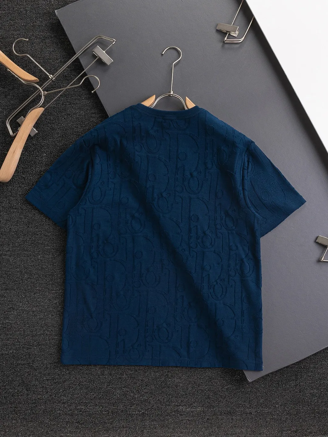 🅿️210 Dior Dior micro-wide version CD micro-wide version S-Xl 25ss will never fail, classic style, permanent boutique, counter timeless classic style, CD jacquard all-over printed letter logo pattern, heavy craftsmanship, same style for men and women, short-sleeved T-shirt, cotton blended terry jersey fabric, original development This comes from the 2025 beachwear limited series, full logo jacquard towel highlights the classic Obliave flower, with S-shaped round neck and topstitching, unique style, decorated with obliqve jacquard all over, ribbed round neck with V-shaped topstitching, customized accessories, and the whole body is customized and developed according to the Y board... Complete with three standards, it can control various styles, paying tribute to Dior's historic year! Coupled with the blessing of full-flower cotton material, both the upper body comfort and the existence are unparalleled. It can be said to be a must-have companion in summer. The excellent breathability and comfortable wearing feeling are unparalleled~ Recommended! ! Same style for men and women! Color: Black White Size: S-XL Size chart: S: Shoulder width 55-Bust 56-Length 71.5 M: Shoulder width 56.5-Bust 58-Length 73 L: Shoulder width 58-Bust 60-Length 74.5 XL: Shoulder width 59.5-Bust 62-Length 76