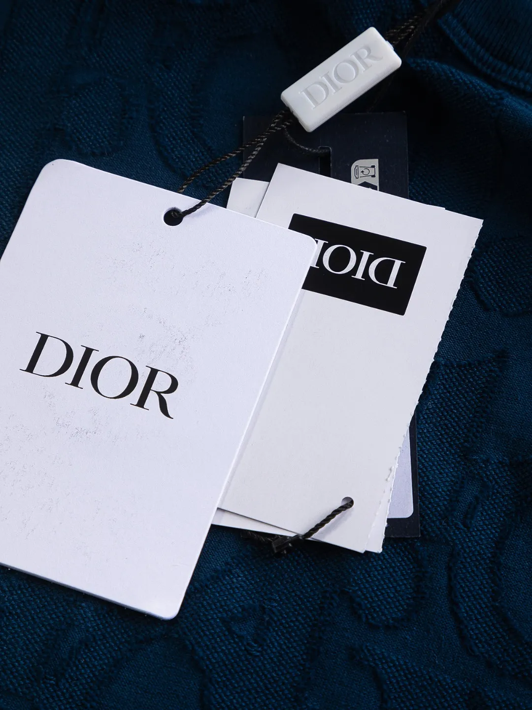 🅿️210 Dior Dior micro-wide version CD micro-wide version S-Xl 25ss will never fail, classic style, permanent boutique, counter timeless classic style, CD jacquard all-over printed letter logo pattern, heavy craftsmanship, same style for men and women, short-sleeved T-shirt, cotton blended terry jersey fabric, original development This comes from the 2025 beachwear limited series, full logo jacquard towel highlights the classic Obliave flower, with S-shaped round neck and topstitching, unique style, decorated with obliqve jacquard all over, ribbed round neck with V-shaped topstitching, customized accessories, and the whole body is customized and developed according to the Y board... Complete with three standards, it can control various styles, paying tribute to Dior's historic year! Coupled with the blessing of full-flower cotton material, both the upper body comfort and the existence are unparalleled. It can be said to be a must-have companion in summer. The excellent breathability and comfortable wearing feeling are unparalleled~ Recommended! ! Same style for men and women! Color: Black White Size: S-XL Size chart: S: Shoulder width 55-Bust 56-Length 71.5 M: Shoulder width 56.5-Bust 58-Length 73 L: Shoulder width 58-Bust 60-Length 74.5 XL: Shoulder width 59.5-Bust 62-Length 76
