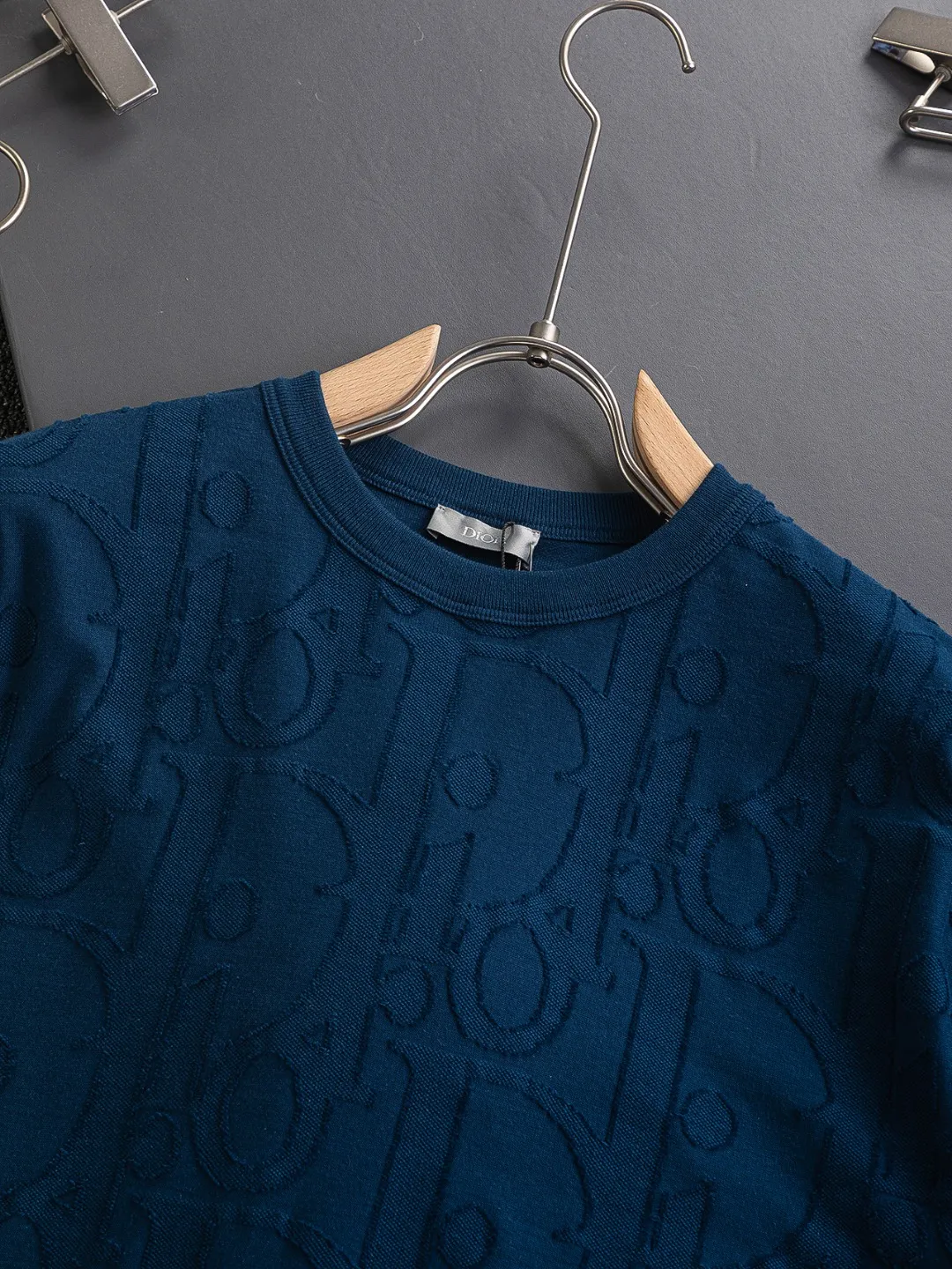🅿️210 Dior Dior micro-wide version CD micro-wide version S-Xl 25ss will never fail, classic style, permanent boutique, counter timeless classic style, CD jacquard all-over printed letter logo pattern, heavy craftsmanship, same style for men and women, short-sleeved T-shirt, cotton blended terry jersey fabric, original development This comes from the 2025 beachwear limited series, full logo jacquard towel highlights the classic Obliave flower, with S-shaped round neck and topstitching, unique style, decorated with obliqve jacquard all over, ribbed round neck with V-shaped topstitching, customized accessories, and the whole body is customized and developed according to the Y board... Complete with three standards, it can control various styles, paying tribute to Dior's historic year! Coupled with the blessing of full-flower cotton material, both the upper body comfort and the existence are unparalleled. It can be said to be a must-have companion in summer. The excellent breathability and comfortable wearing feeling are unparalleled~ Recommended! ! Same style for men and women! Color: Black White Size: S-XL Size chart: S: Shoulder width 55-Bust 56-Length 71.5 M: Shoulder width 56.5-Bust 58-Length 73 L: Shoulder width 58-Bust 60-Length 74.5 XL: Shoulder width 59.5-Bust 62-Length 76