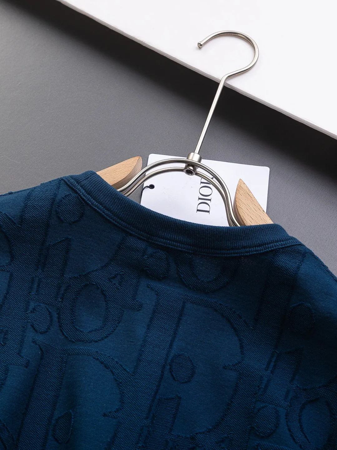 🅿️210 Dior Dior micro-wide version CD micro-wide version S-Xl 25ss will never fail, classic style, permanent boutique, counter timeless classic style, CD jacquard all-over printed letter logo pattern, heavy craftsmanship, same style for men and women, short-sleeved T-shirt, cotton blended terry jersey fabric, original development This comes from the 2025 beachwear limited series, full logo jacquard towel highlights the classic Obliave flower, with S-shaped round neck and topstitching, unique style, decorated with obliqve jacquard all over, ribbed round neck with V-shaped topstitching, customized accessories, and the whole body is customized and developed according to the Y board... Complete with three standards, it can control various styles, paying tribute to Dior's historic year! Coupled with the blessing of full-flower cotton material, both the upper body comfort and the existence are unparalleled. It can be said to be a must-have companion in summer. The excellent breathability and comfortable wearing feeling are unparalleled~ Recommended! ! Same style for men and women! Color: Black White Size: S-XL Size chart: S: Shoulder width 55-Bust 56-Length 71.5 M: Shoulder width 56.5-Bust 58-Length 73 L: Shoulder width 58-Bust 60-Length 74.5 XL: Shoulder width 59.5-Bust 62-Length 76