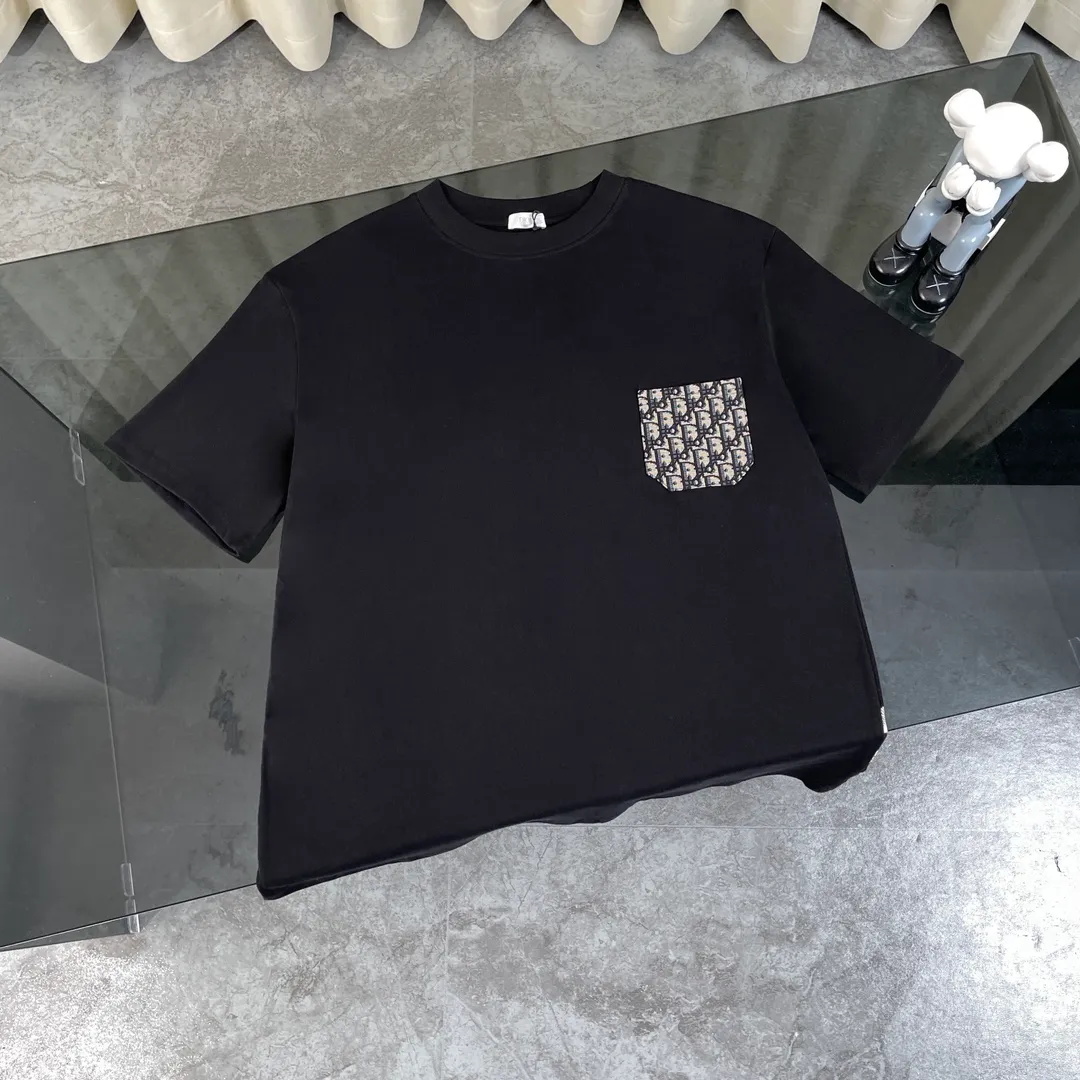🅿️180 Dior classic jacquard patch pocket on the chest and striped printed short-sleeved T-shirt on the back. Fabric: 310 heavyweight pure cotton, feel free to compare. Made of specific heavyweight 32S fine cotton jersey fabric, 280g weight; with 32s+70D drawbar thread, 280g: 95/fine cotton*5% spandex double yarn rib. The worsted cotton material is light, thin and breathable, with a strong cotton feel on the hand and strong breathability and moisture absorption; the threads are woven into combed cotton fabric using a blending process, making the fabric very soft to the touch. The worsted cotton material is light and breathable, has a strong cotton feel on the hand, is breathable and hygroscopic; it is not easy to wrinkle and does not require special care. 32-needle high-end textile imported from the rib, 70D ultra-fine elastic stitching, nearly non-feeling stitching, comfortable and fit the body shape.  A full set of new Dior accessories, suitable for both men and women. Color: white, black. Size: S-XL