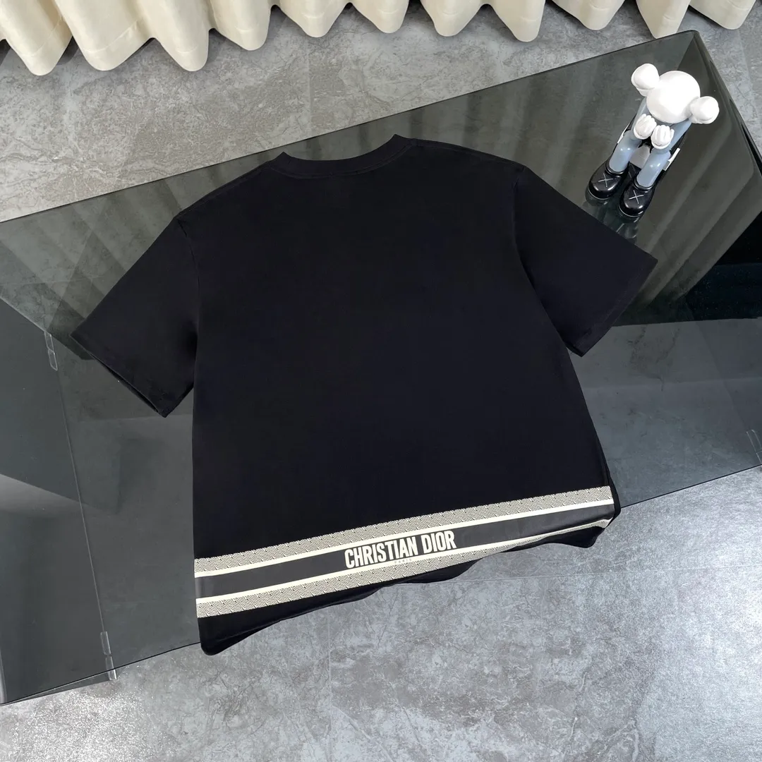 🅿️180 Dior classic jacquard patch pocket on the chest and striped printed short-sleeved T-shirt on the back. Fabric: 310 heavyweight pure cotton, feel free to compare. Made of specific heavyweight 32S fine cotton jersey fabric, 280g weight; with 32s+70D drawbar thread, 280g: 95/fine cotton*5% spandex double yarn rib. The worsted cotton material is light, thin and breathable, with a strong cotton feel on the hand and strong breathability and moisture absorption; the threads are woven into combed cotton fabric using a blending process, making the fabric very soft to the touch. The worsted cotton material is light and breathable, has a strong cotton feel on the hand, is breathable and hygroscopic; it is not easy to wrinkle and does not require special care. 32-needle high-end textile imported from the rib, 70D ultra-fine elastic stitching, nearly non-feeling stitching, comfortable and fit the body shape.  A full set of new Dior accessories, suitable for both men and women. Color: white, black. Size: S-XL