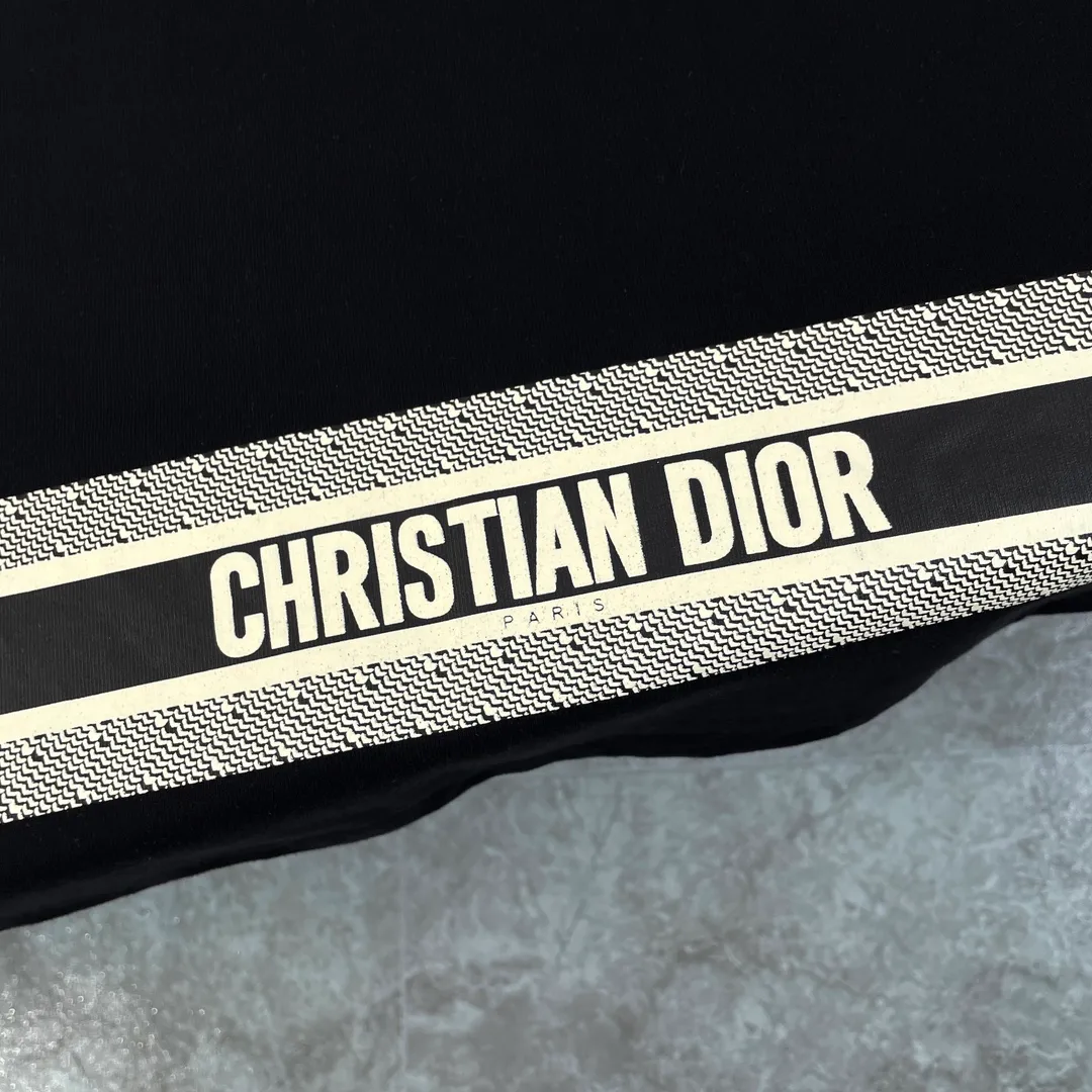 🅿️180 Dior classic jacquard patch pocket on the chest and striped printed short-sleeved T-shirt on the back. Fabric: 310 heavyweight pure cotton, feel free to compare. Made of specific heavyweight 32S fine cotton jersey fabric, 280g weight; with 32s+70D drawbar thread, 280g: 95/fine cotton*5% spandex double yarn rib. The worsted cotton material is light, thin and breathable, with a strong cotton feel on the hand and strong breathability and moisture absorption; the threads are woven into combed cotton fabric using a blending process, making the fabric very soft to the touch. The worsted cotton material is light and breathable, has a strong cotton feel on the hand, is breathable and hygroscopic; it is not easy to wrinkle and does not require special care. 32-needle high-end textile imported from the rib, 70D ultra-fine elastic stitching, nearly non-feeling stitching, comfortable and fit the body shape.  A full set of new Dior accessories, suitable for both men and women. Color: white, black. Size: S-XL