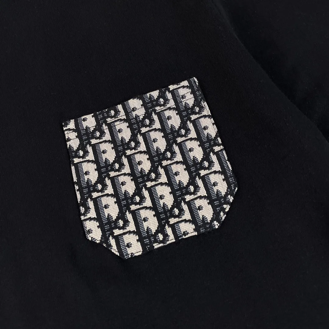 🅿️180 Dior classic jacquard patch pocket on the chest and striped printed short-sleeved T-shirt on the back. Fabric: 310 heavyweight pure cotton, feel free to compare. Made of specific heavyweight 32S fine cotton jersey fabric, 280g weight; with 32s+70D drawbar thread, 280g: 95/fine cotton*5% spandex double yarn rib. The worsted cotton material is light, thin and breathable, with a strong cotton feel on the hand and strong breathability and moisture absorption; the threads are woven into combed cotton fabric using a blending process, making the fabric very soft to the touch. The worsted cotton material is light and breathable, has a strong cotton feel on the hand, is breathable and hygroscopic; it is not easy to wrinkle and does not require special care. 32-needle high-end textile imported from the rib, 70D ultra-fine elastic stitching, nearly non-feeling stitching, comfortable and fit the body shape.  A full set of new Dior accessories, suitable for both men and women. Color: white, black. Size: S-XL