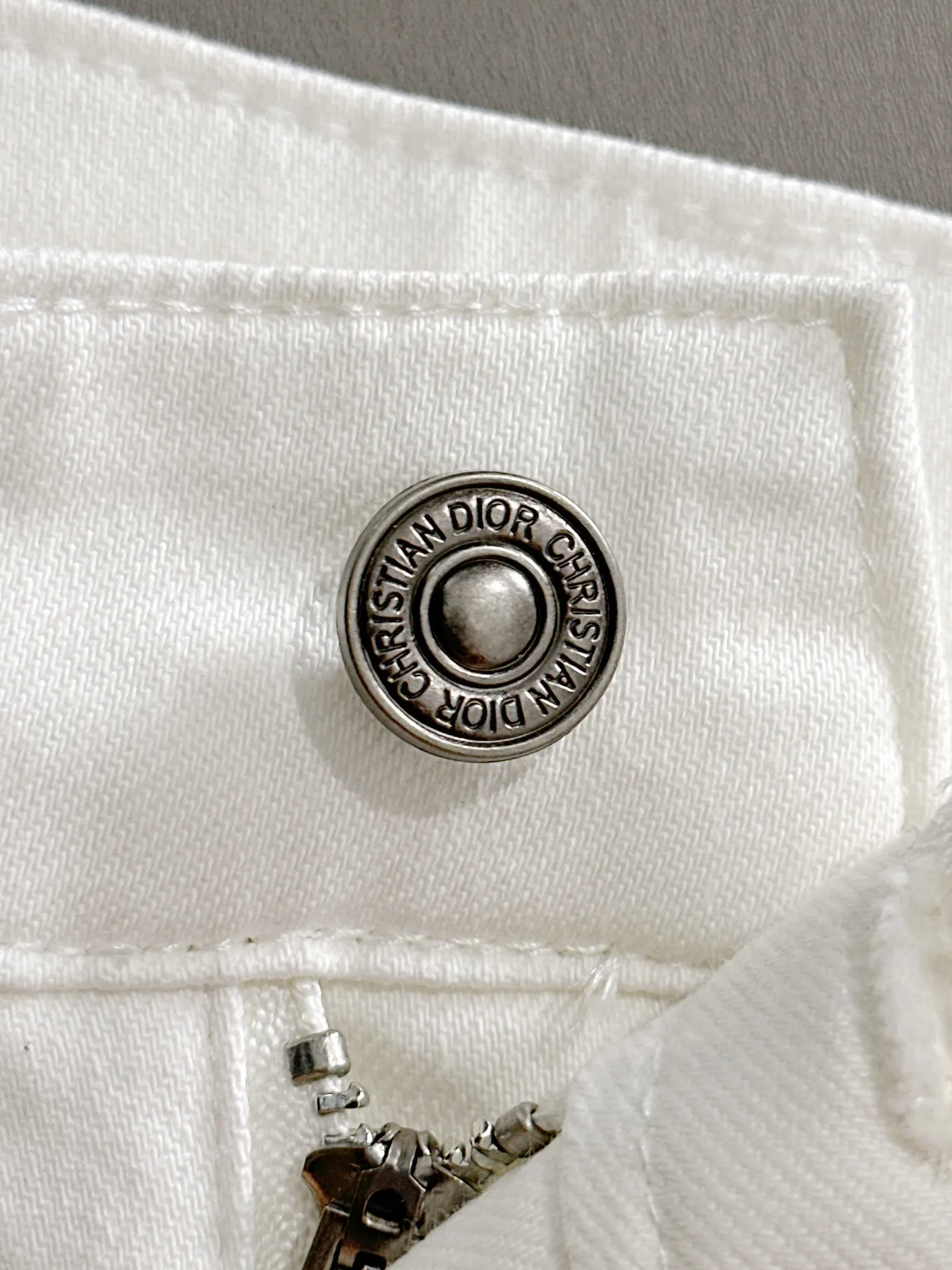🅿️400 Dior 2025 four-season slim-fit jeans trousers, woven from imported Japanese Denim plain cotton denim fabric, complete with three standards, simple yet elegant, soft, delicate and comfortable, versatile and fashionable upper body! Light luxury, a must-have item for daily commuting! D8812 code number: 28-40 (please state your height and weight when placing an order)
