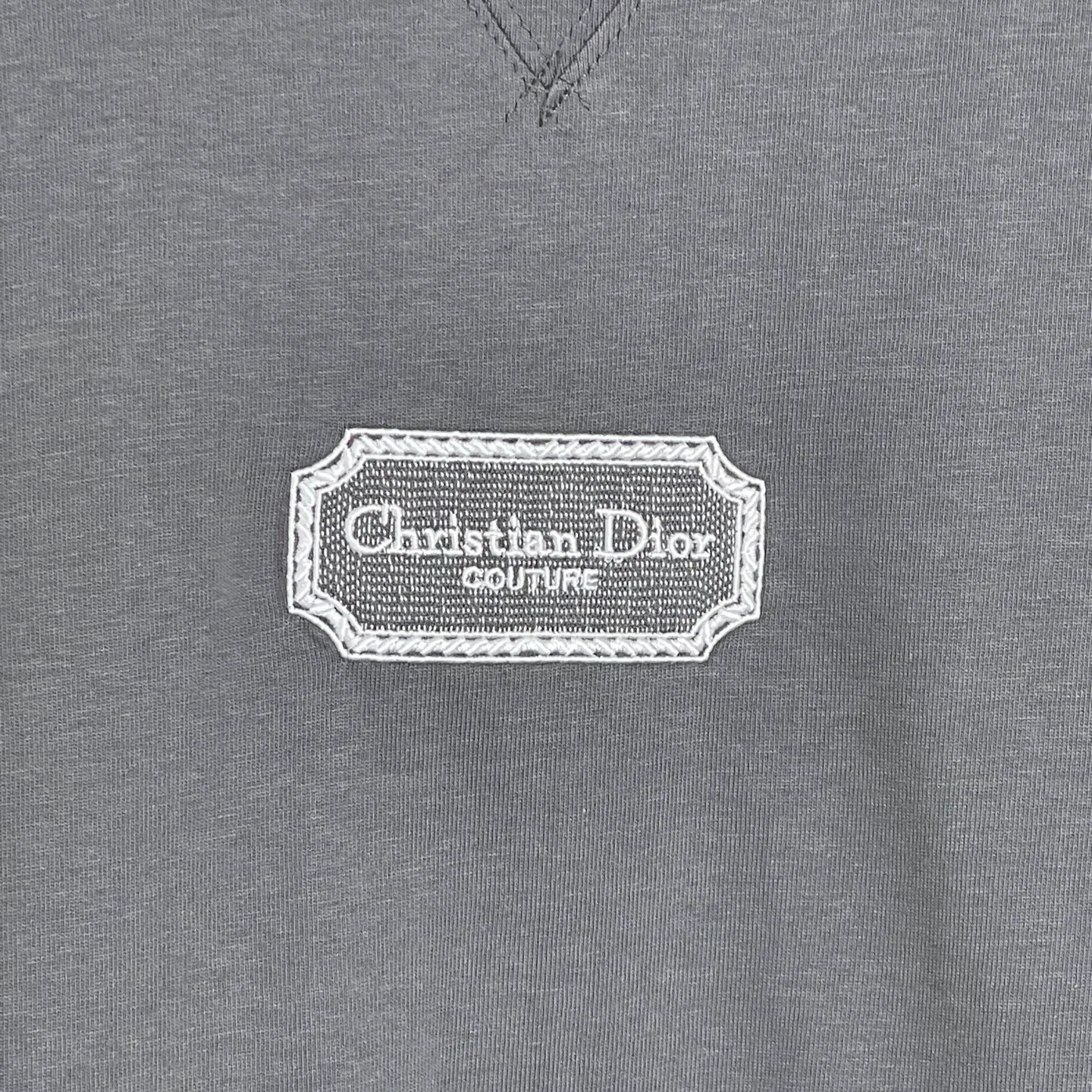 🅿️180 /A13 DIOR couture blade embroidered short-sleeved T-shirt. Exclusively customized with 300 grams of original board. Double yarn pure cotton fabric texture is very soft and comfortable. 100% different from the market's top fabrics (no shrinkage, no deformation, no pilling). Matched with 320 grams of 1x1 thread (fabric thread is dyed in the same vat, no color difference, not easy to deform). Original 1:1 version. Original 1:1 customized accessories. Collar label Care label, tag, packaging (perfect details) Size: S-XL Color: apricot, white, blue, gray, dark gray