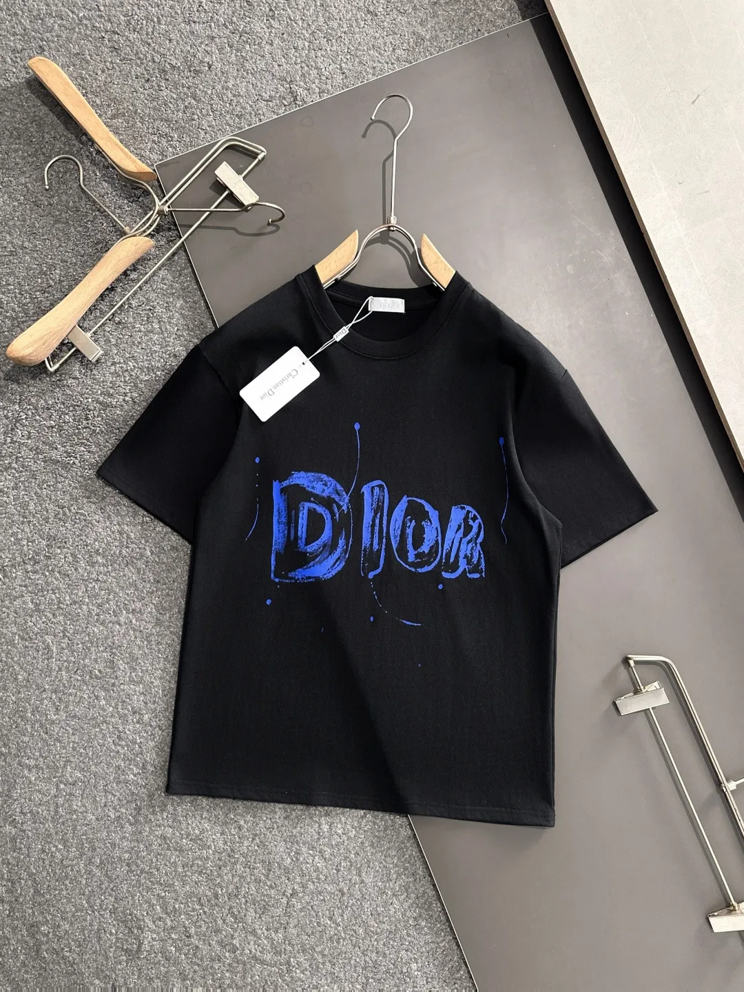 🅿️180 Dior 2025SS latest round neck fashionable short-sleeved T-shirt in spring and summer, synchronized with the official website, pure cotton fabric at the counter! Comfortable against the skin, durable and easy to wear, classic and simple logo design, meticulous original craftsmanship, a must-have item for handsome men, size S-XXL