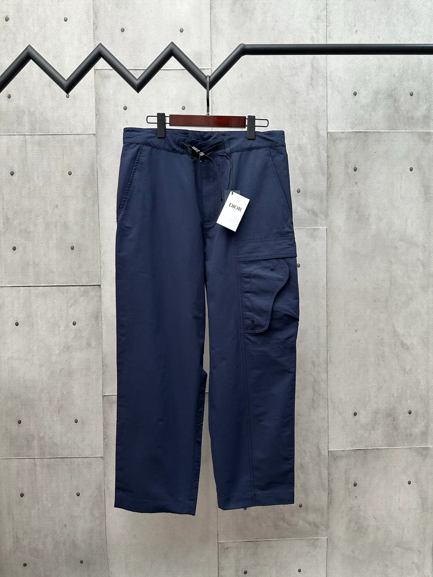 🅿️450 Di*r 2025 FW Autumn and Winter New Straight-leg casual trousers decorated with Dior belt buckle Front diagonal pockets Side flap pockets decorated with brand letters on the back waist Glue stamp Inner hemming details Simple design style is easy to wear Size: S M L XL