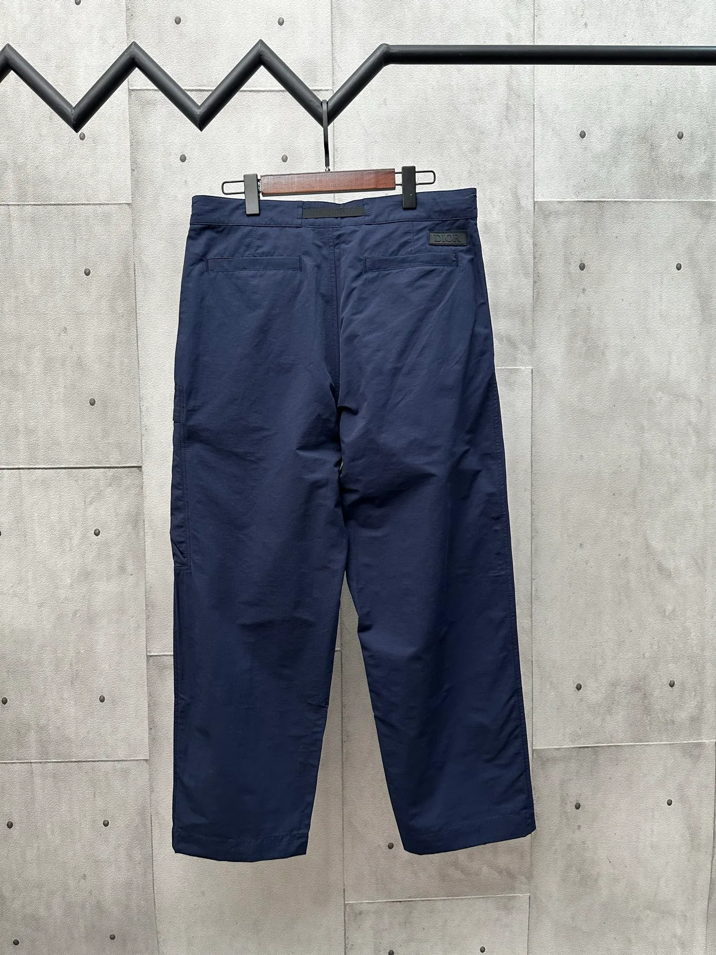 🅿️450 Di*r 2025 FW Autumn and Winter New Straight-leg casual trousers decorated with Dior belt buckle Front diagonal pockets Side flap pockets decorated with brand letters on the back waist Glue stamp Inner hemming details Simple design style is easy to wear Size: S M L XL