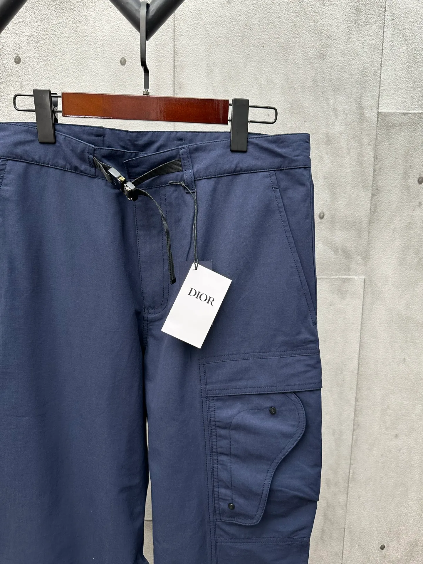 🅿️450 Di*r 2025 FW Autumn and Winter New Straight-leg casual trousers decorated with Dior belt buckle Front diagonal pockets Side flap pockets decorated with brand letters on the back waist Glue stamp Inner hemming details Simple design style is easy to wear Size: S M L XL