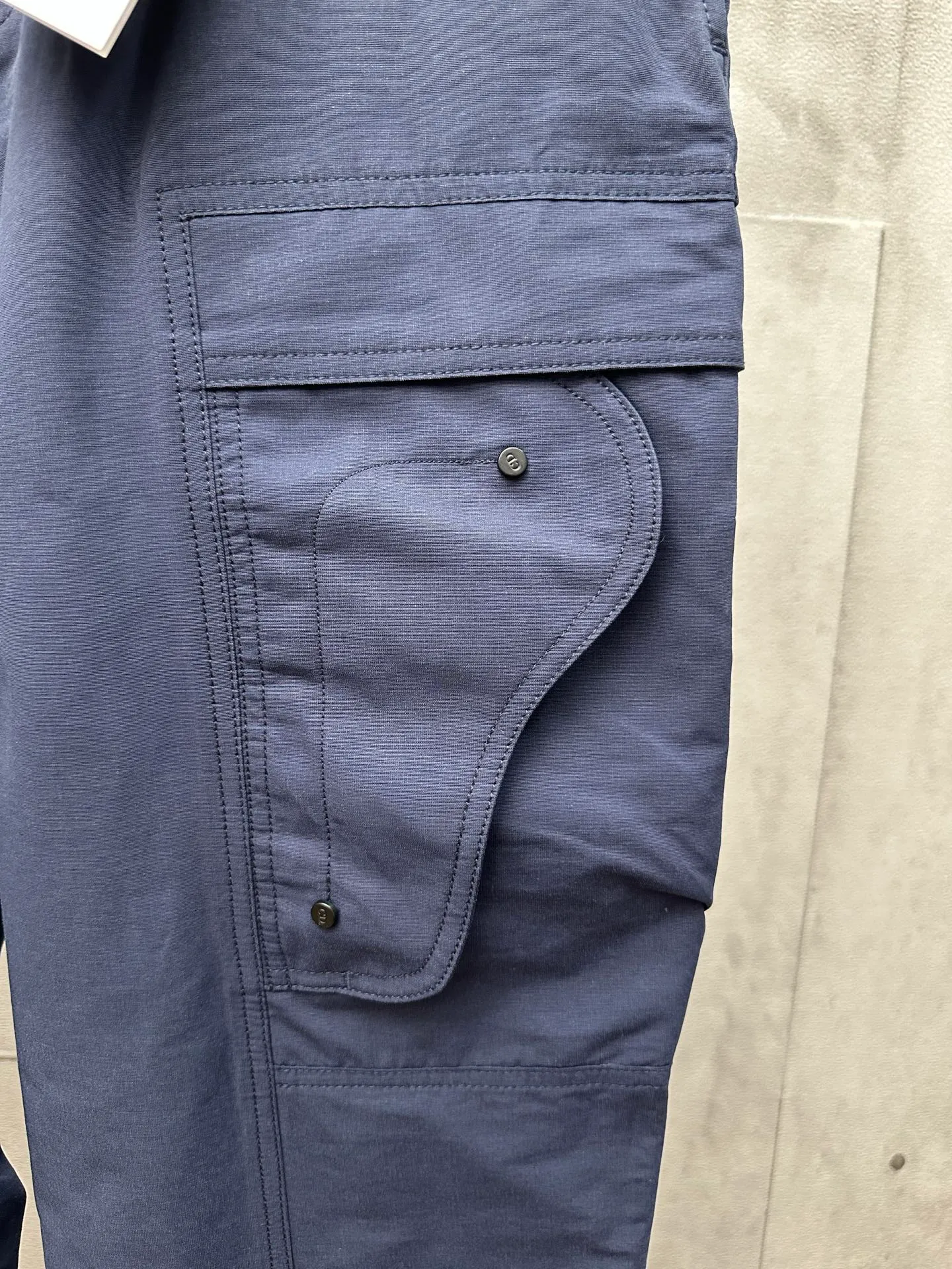 🅿️450 Di*r 2025 FW Autumn and Winter New Straight-leg casual trousers decorated with Dior belt buckle Front diagonal pockets Side flap pockets decorated with brand letters on the back waist Glue stamp Inner hemming details Simple design style is easy to wear Size: S M L XL