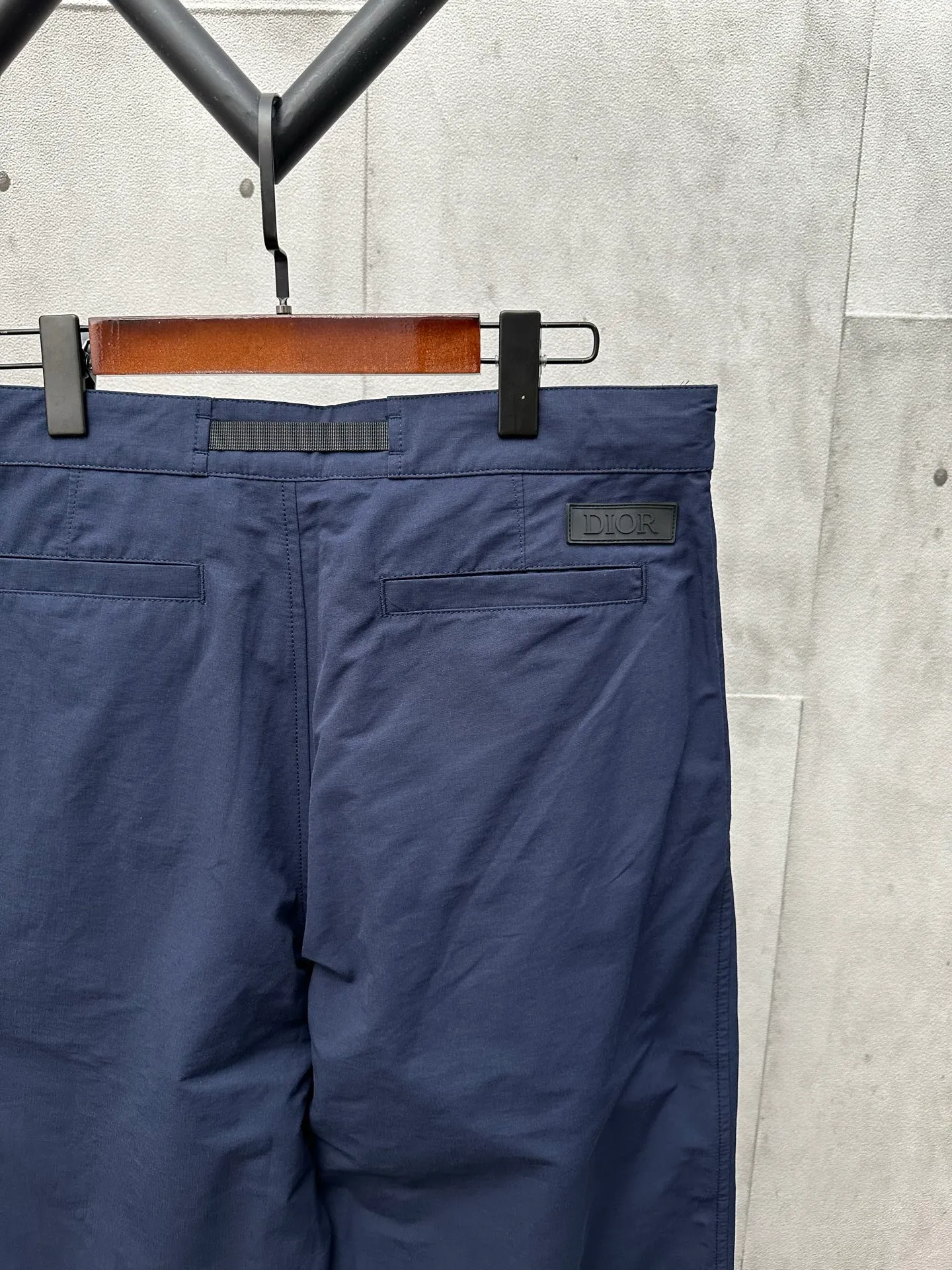 🅿️450 Di*r 2025 FW Autumn and Winter New Straight-leg casual trousers decorated with Dior belt buckle Front diagonal pockets Side flap pockets decorated with brand letters on the back waist Glue stamp Inner hemming details Simple design style is easy to wear Size: S M L XL