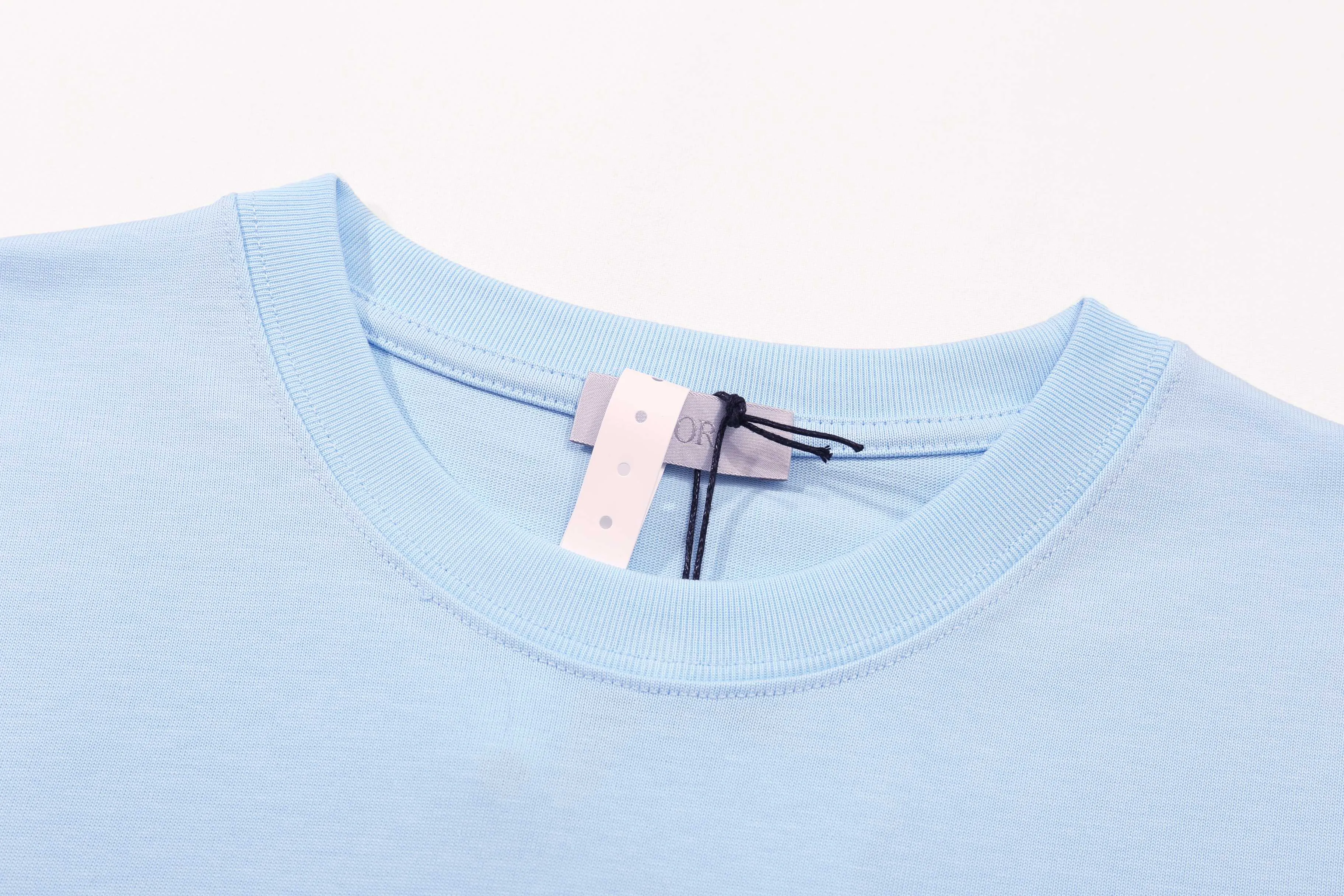 🅿️180 Correct version of high-quality DI0R SUMMER new 2025ss embroidered T-shirt short-sleeved. Made of pure cotton fabric, HYLTON NEL embroidery embellishment. Silk thread material, flat embroidery technology, smooth embroidery surface, neat stitches, and even embroidery thread density. Standard round neck short-sleeved version SIZE: XS S M L