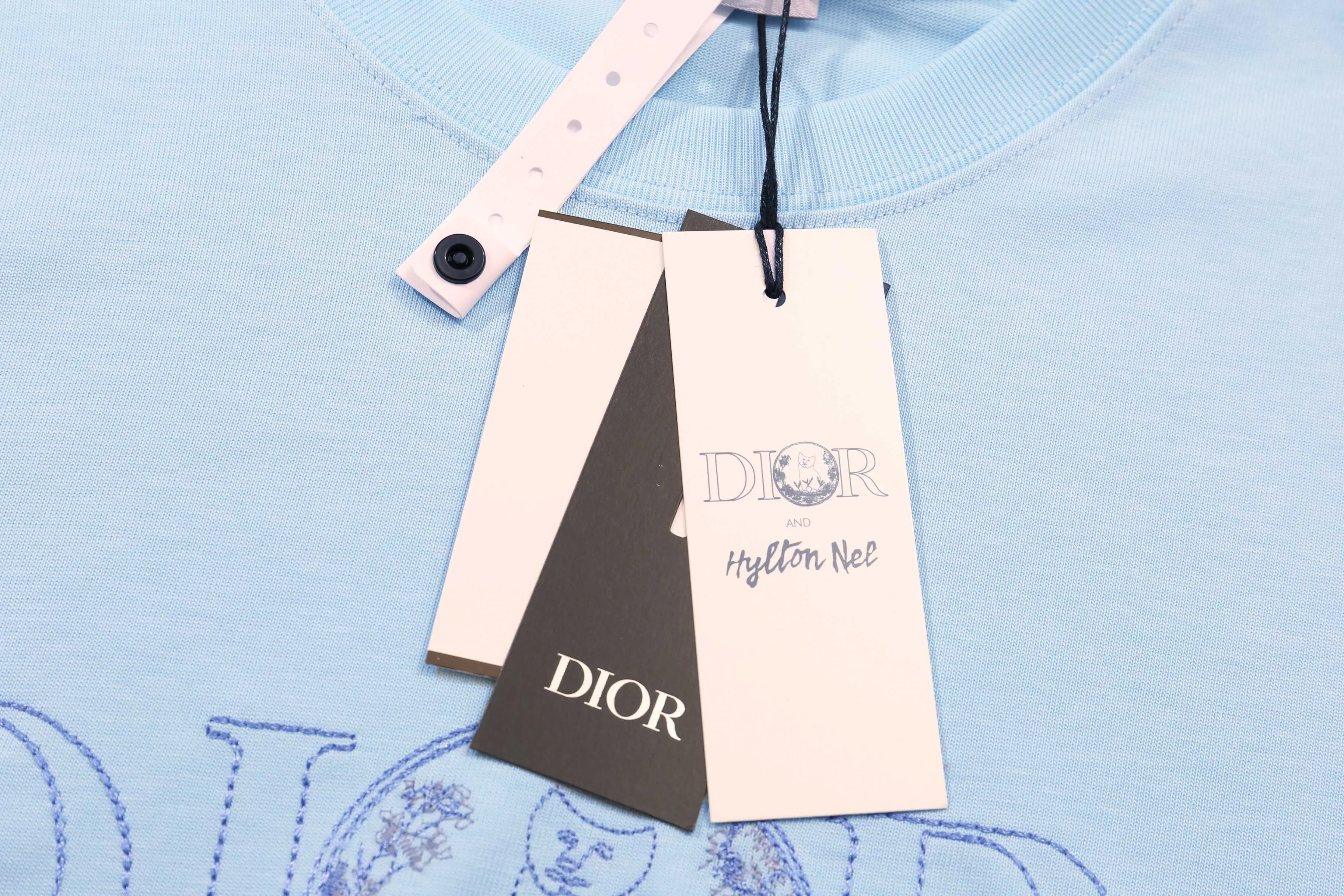🅿️180 Correct version of high-quality DI0R SUMMER new 2025ss embroidered T-shirt short-sleeved. Made of pure cotton fabric, HYLTON NEL embroidery embellishment. Silk thread material, flat embroidery technology, smooth embroidery surface, neat stitches, and even embroidery thread density. Standard round neck short-sleeved version SIZE: XS S M L