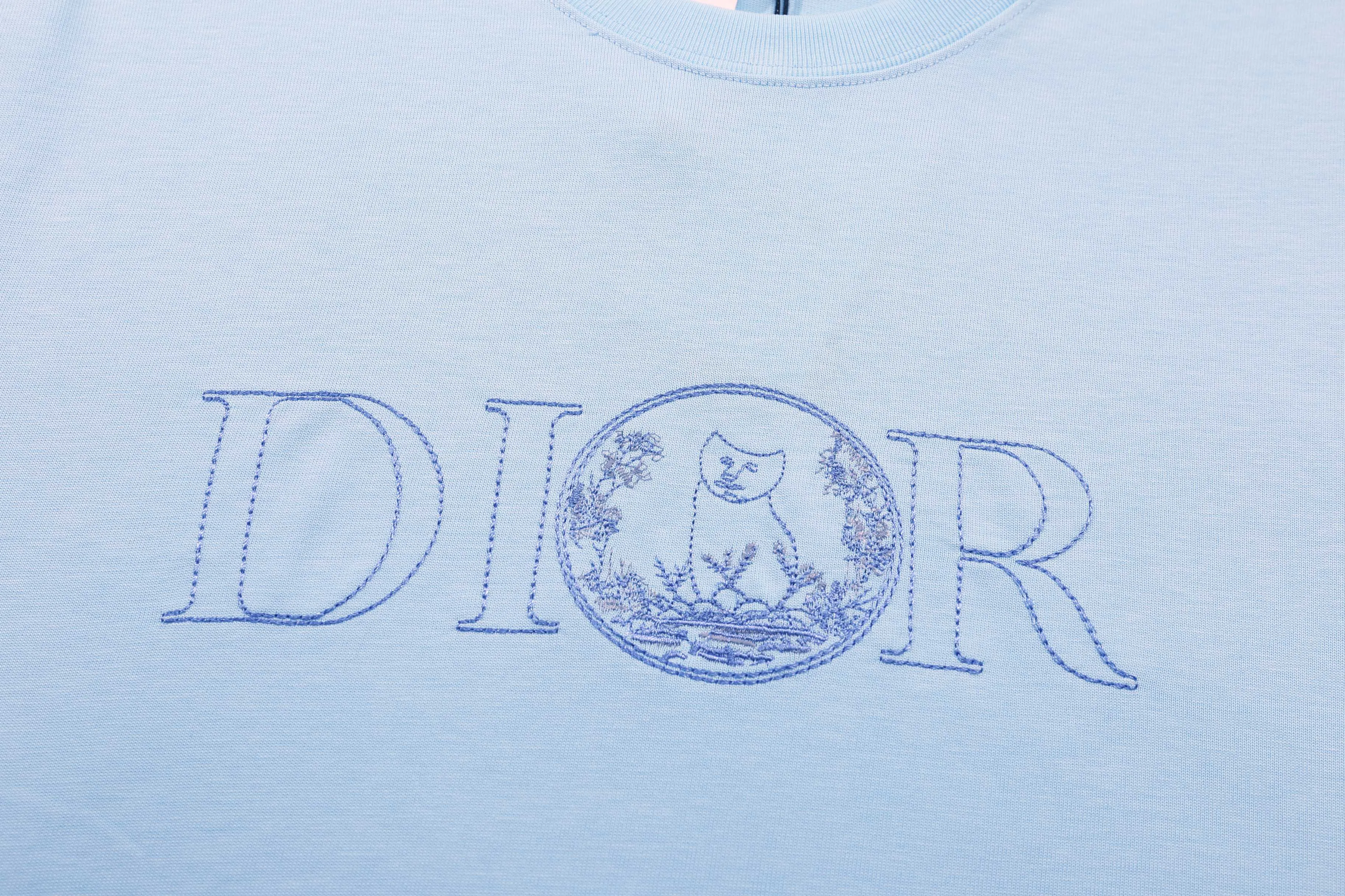 🅿️180 Correct version of high-quality DI0R SUMMER new 2025ss embroidered T-shirt short-sleeved. Made of pure cotton fabric, HYLTON NEL embroidery embellishment. Silk thread material, flat embroidery technology, smooth embroidery surface, neat stitches, and even embroidery thread density. Standard round neck short-sleeved version SIZE: XS S M L