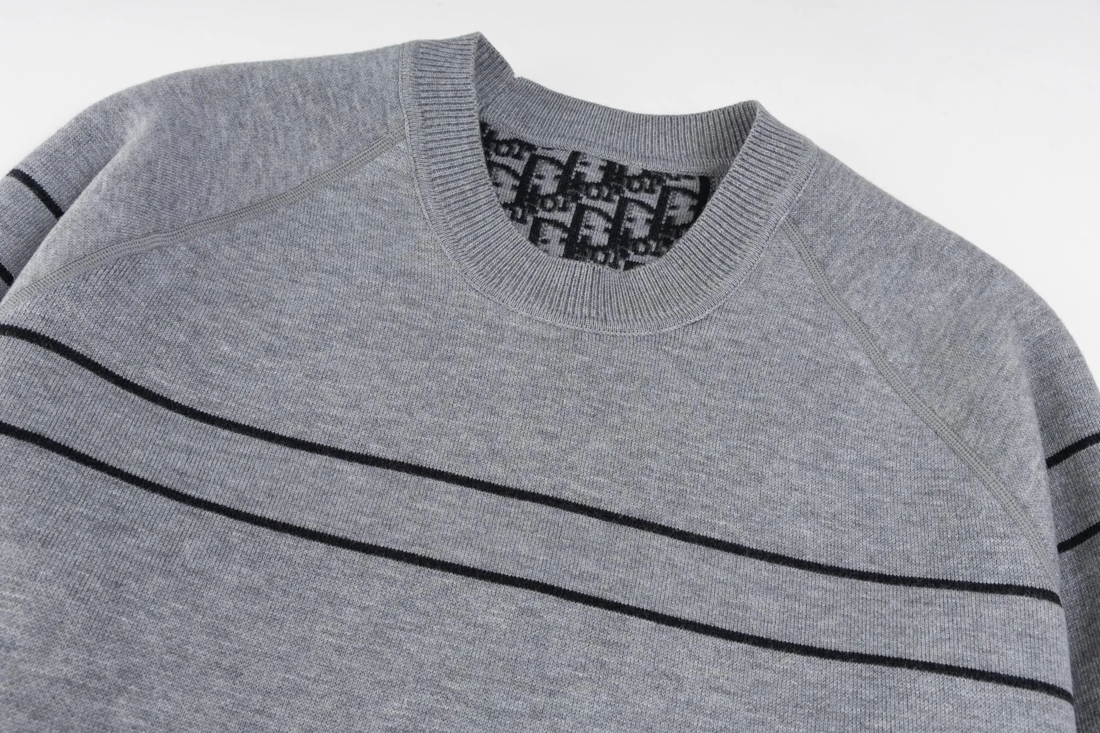 🅿️520 DIOR/Dior 25FW presbyopic reversible cashmere crew neck sweater. The fabric is made of top-quality cashmere yarn. The new autumn and winter Oblique jacquard knitted cashmere sweater adopts a reversible design and is made of high-quality cashmere material. After fine weaving process, it presents a soft and comfortable touch and excellent thermal insulation performance. The iconic Oblique jacquard pattern is perfectly presented through precision knitting technology. It can be worn on both sides, showing different style charms. The round neck design is simple and elegant, suitable for various matching occasions. Exquisite knitting technology ensures that the clothes are not easily deformed and remain crisp and long-lasting. The double-sided design concept reflects DIOR's perfect balance of practicality and fashion. Each sweater undergoes strict quality inspection to ensure that the quality meets the brand's consistently high standards. This knitted item combines warmth and style, making it an exquisite addition to your autumn and winter wardrobe. Size:S/M/L/XL