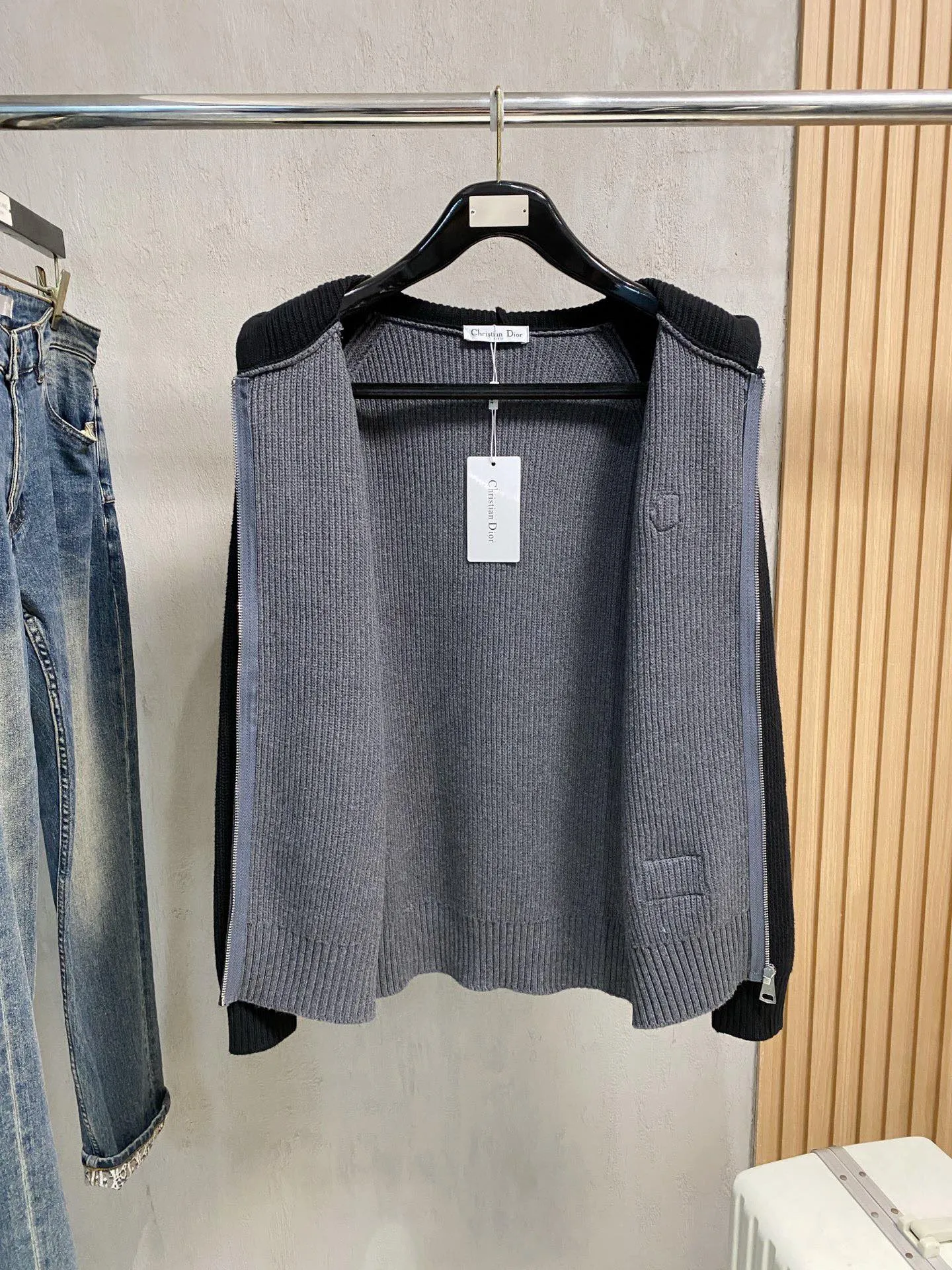 🅿️560 【DIOR】Autumn and winter classic cardigan sweater, in full condition! ! ! Wool blended fabric, the latest model in 2025, golden ratio! ! Slim-fitting soft gold, versatile and practical item, the combination and practicality are extremely powerful, simple and elegant, and classy! To create your own style, it is highly recommended to buy it in two colors. The standard slim fit tailoring process is suitable for both young and old men. It is knitted from wool and will not cause any discomfort! While keeping warm, it is stylish, textured and wearable, and the classic logo with contrasting colors on the chest feels in place! ! Recommended for regular customers! ! Size M-3XL (maximum wear: 190 pounds)