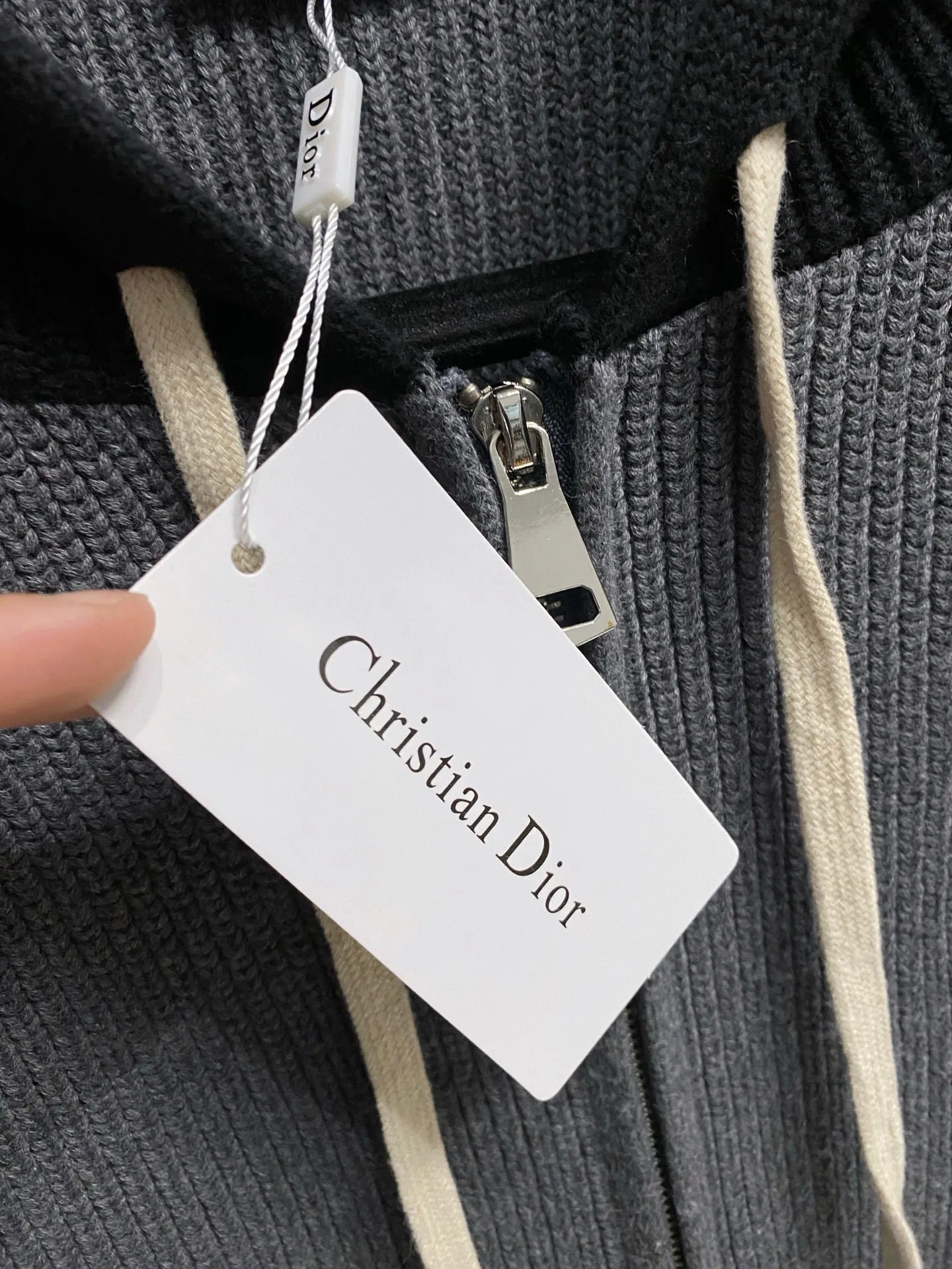🅿️560 【DIOR】Autumn and winter classic cardigan sweater, in full condition! ! ! Wool blended fabric, the latest model in 2025, golden ratio! ! Slim-fitting soft gold, versatile and practical item, the combination and practicality are extremely powerful, simple and elegant, and classy! To create your own style, it is highly recommended to buy it in two colors. The standard slim fit tailoring process is suitable for both young and old men. It is knitted from wool and will not cause any discomfort! While keeping warm, it is stylish, textured and wearable, and the classic logo with contrasting colors on the chest feels in place! ! Recommended for regular customers! ! Size M-3XL (maximum wear: 190 pounds)