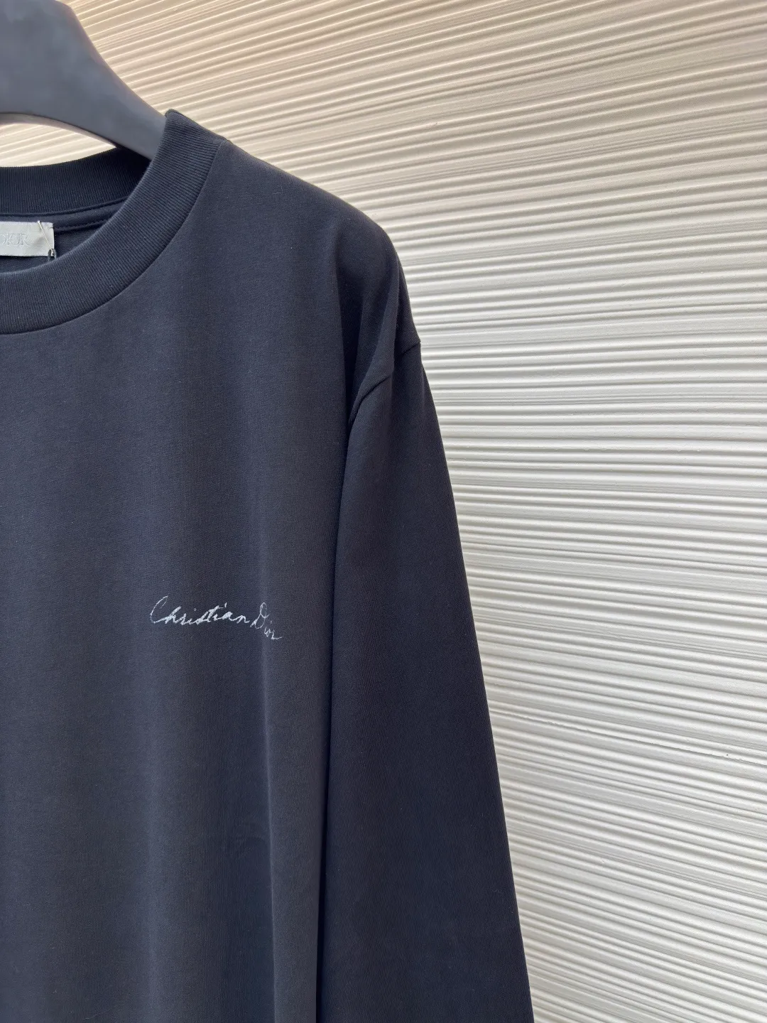 Dior grass printed pullover sweatshirt ●Item number: 1680222-A45 ●Material: pure cotton fabric ●Technology: printing production ●Version: fitted version ●Weight: about 385 grams ●Size: XS-S-M-L ●Description: The fabric is made of 32s double-yarn pure cotton plain weave. The fabric is brushed, with slight cotton wadding on the surface, and the hand feel will become softer. It is matched with 21s double-yarn combed cotton 1*1 flat machine to weave ribs. The front panel is printed with eight-claw machine screen paste, and the letters are laser-engraved with hollow dot film and a 100-mesh mechanical screen is used. The letters on the back panel are made with the same process as the front panel. The flower pattern is printed with color drawing direct injection and dot paste printing. The overall wiring is straight and delicate, the fabric is comfortable and soft, and the color is consistent without color difference. It can be matched with the same style to create a fashionable look and control various occasions. Customized accessories, complete with three standards, same style for men and women!