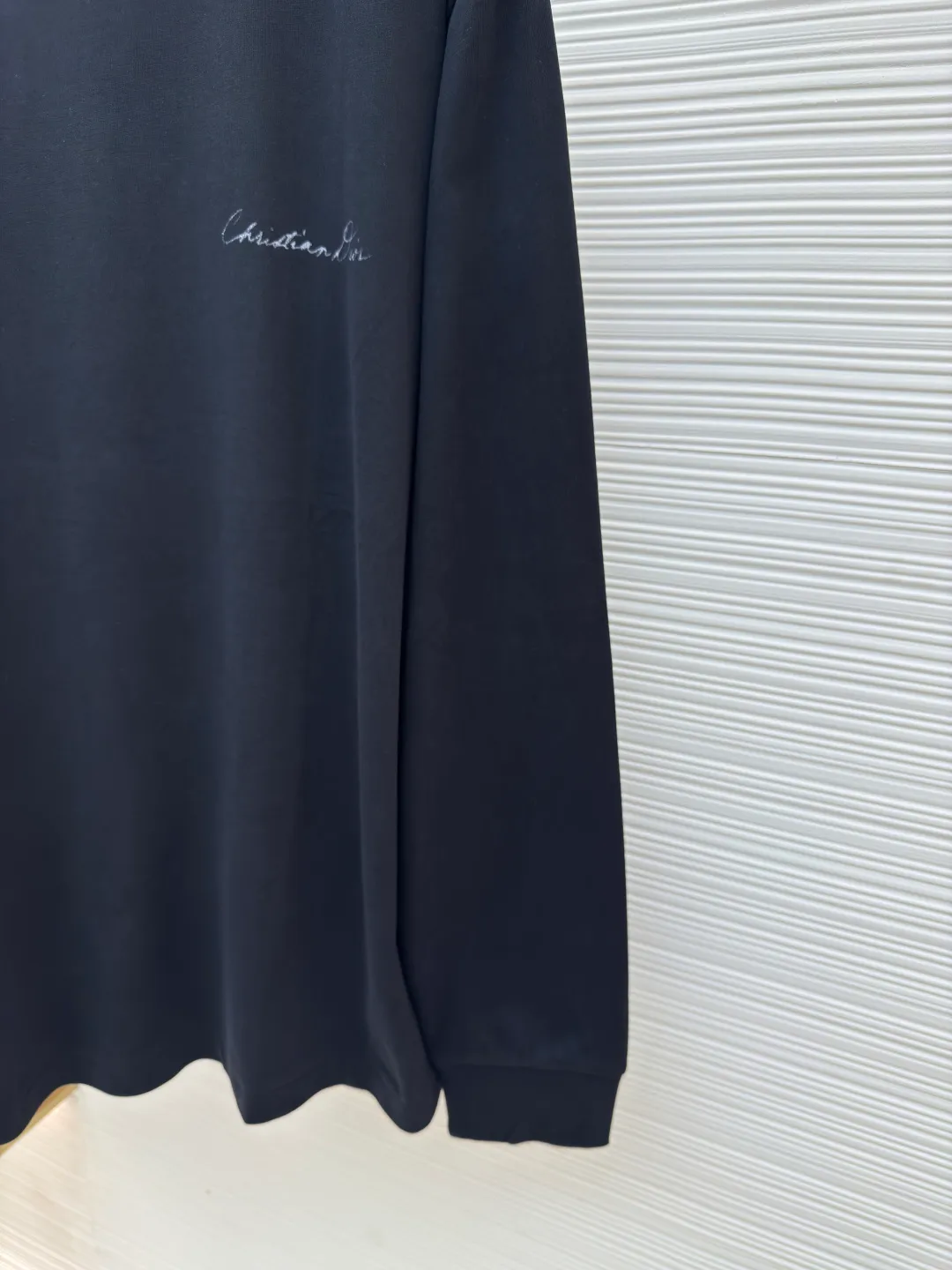Dior grass printed pullover sweatshirt ●Item number: 1680222-A45 ●Material: pure cotton fabric ●Technology: printing production ●Version: fitted version ●Weight: about 385 grams ●Size: XS-S-M-L ●Description: The fabric is made of 32s double-yarn pure cotton plain weave. The fabric is brushed, with slight cotton wadding on the surface, and the hand feel will become softer. It is matched with 21s double-yarn combed cotton 1*1 flat machine to weave ribs. The front panel is printed with eight-claw machine screen paste, and the letters are laser-engraved with hollow dot film and a 100-mesh mechanical screen is used. The letters on the back panel are made with the same process as the front panel. The flower pattern is printed with color drawing direct injection and dot paste printing. The overall wiring is straight and delicate, the fabric is comfortable and soft, and the color is consistent without color difference. It can be matched with the same style to create a fashionable look and control various occasions. Customized accessories, complete with three standards, same style for men and women!