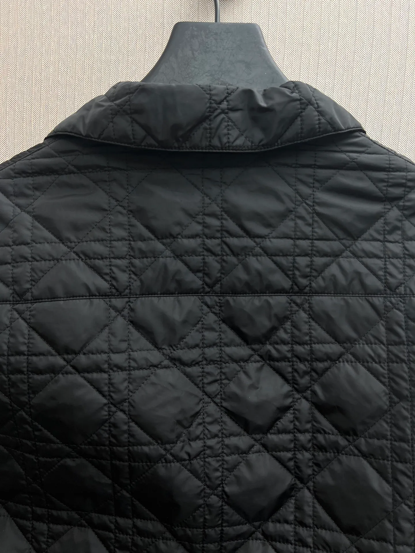 🅿️570 Dior 25ss new jacket shirt reinterprets the classic design and highlights modern style. Crafted from black technical fabric for a sleek silhouette, it's finished with a classic tonal quilted cannage pattern throughout. Patch pocket on the chest with Christian Dior Couture embroidery and side slits with snap buttons so it can be worn open or fastened. Blending traditional and modern styles, pair it with jeans or shorts for a sophisticated, stylish look. Size: S.M.L.XL.