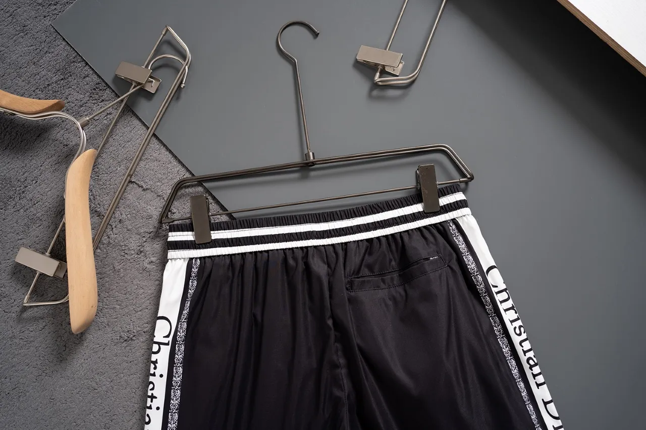 🅿️130 #V2440 [Replenishment all year round] Dior's new classic casual beach shorts, classic plaid quick-drying three-quarter pants, the same style for men and women, the fabric is made of polyester fiber, which is stain-resistant and wrinkle-resistant, the most suitable material for going out in summer! It is guaranteed to be cool and comfortable enough at the same time. It is super stylish when you wear it casually. You can clearly see the texture when you look at the photos. It is not the general market material that can seduce a person who wants to go on vacation in a minute. It has pockets on both sides and a drawstring at the waist. It is a very practical design. The workmanship, details and fit are impeccable. It can be worn as casual pants or beach pants. It is a must-have for beach vacations, home leisure, gym equipment, morning running and night running. It is practical and functional. Color: Black Size: M-XXXL