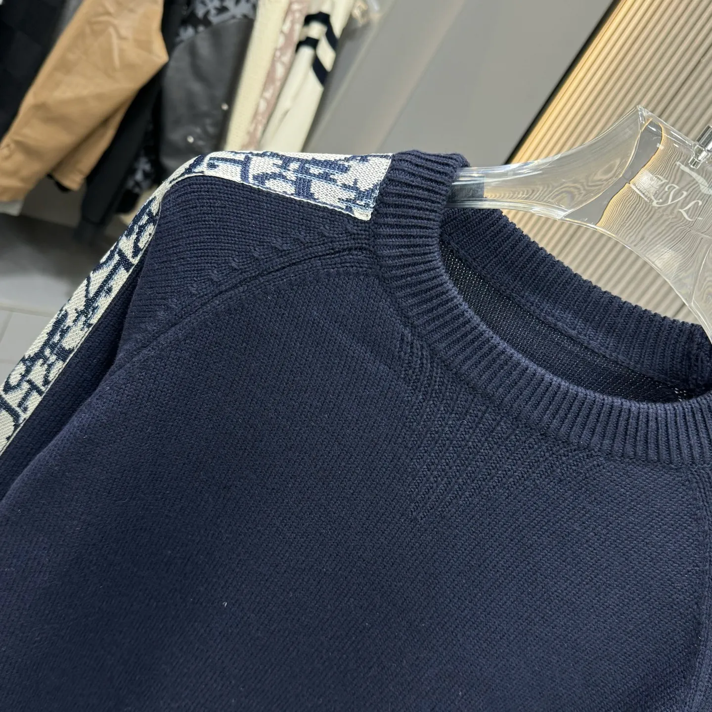 🅿️270 CD Dior 25FW crew neck sweater. The fabric is made of top-quality cashmere yarn. The new autumn and winter Oblique jacquard knitted cashmere sweater adopts a double-sided wearable design and is made of high-quality cashmere material. After fine weaving process, it presents a soft and comfortable touch and excellent thermal insulation performance. The iconic Oblique jacquard pattern is perfectly presented through precision knitting technology. It can be worn on both sides, showing different style charms. The round neck design is simple and elegant, suitable for various matching occasions. Exquisite knitting technology ensures that the clothes are not easily deformed and remain crisp and long-lasting. The double-sided design concept reflects LV's perfect balance of practicality and fashion. Each sweater undergoes strict quality inspection to ensure that the quality meets the brand's consistently high standards. This knitted item combines warmth and style, making it an exquisite addition to your autumn and winter wardrobe. Size:M/L/XL/XXL