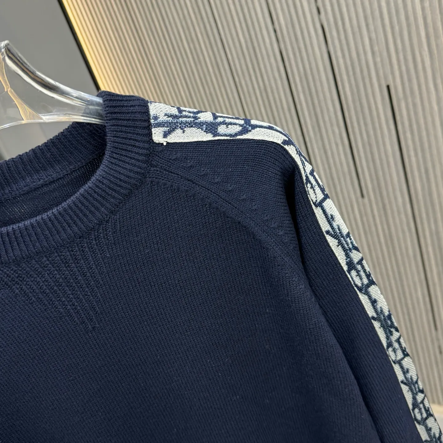 🅿️270 CD Dior 25FW crew neck sweater. The fabric is made of top-quality cashmere yarn. The new autumn and winter Oblique jacquard knitted cashmere sweater adopts a double-sided wearable design and is made of high-quality cashmere material. After fine weaving process, it presents a soft and comfortable touch and excellent thermal insulation performance. The iconic Oblique jacquard pattern is perfectly presented through precision knitting technology. It can be worn on both sides, showing different style charms. The round neck design is simple and elegant, suitable for various matching occasions. Exquisite knitting technology ensures that the clothes are not easily deformed and remain crisp and long-lasting. The double-sided design concept reflects LV's perfect balance of practicality and fashion. Each sweater undergoes strict quality inspection to ensure that the quality meets the brand's consistently high standards. This knitted item combines warmth and style, making it an exquisite addition to your autumn and winter wardrobe. Size:M/L/XL/XXL