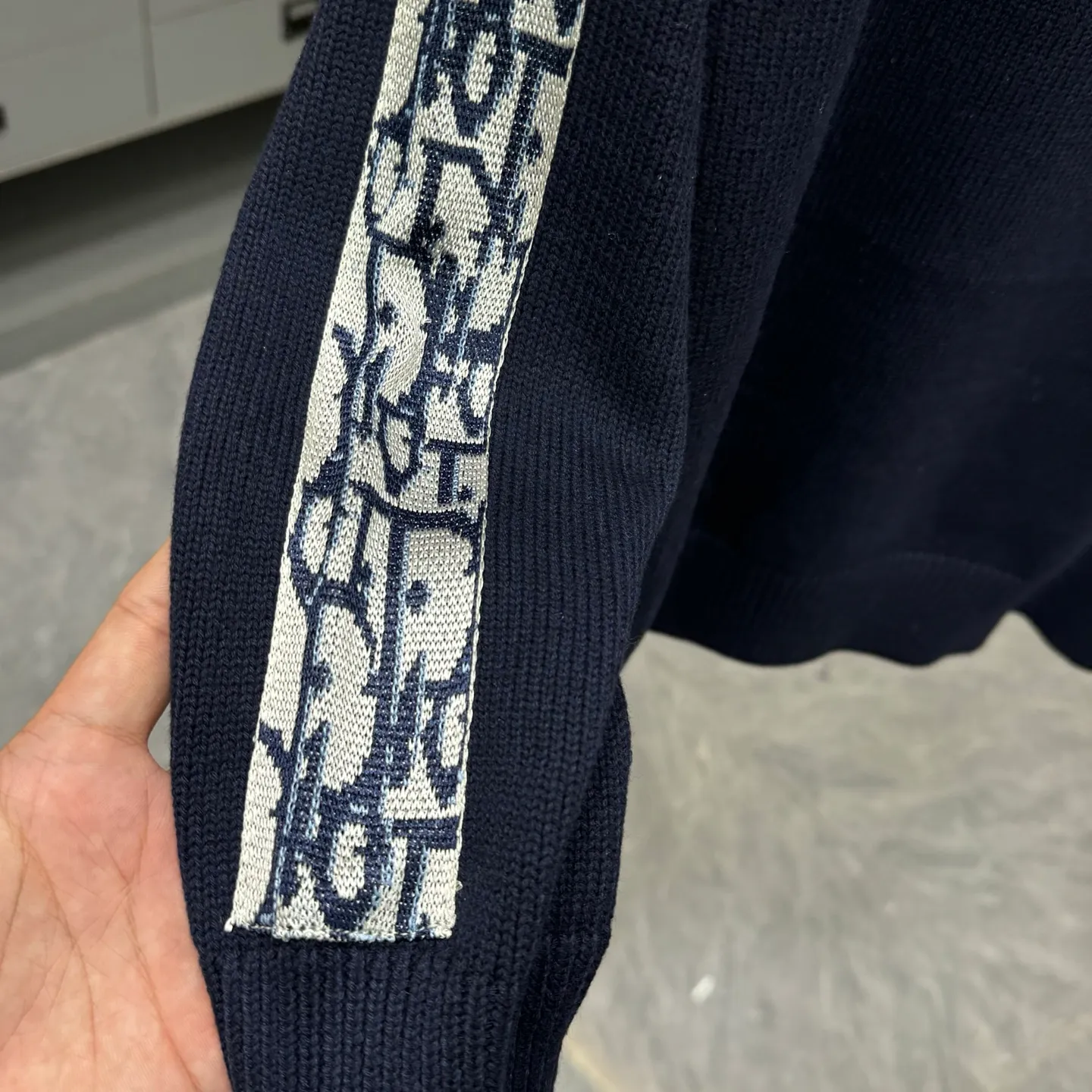 🅿️270 CD Dior 25FW crew neck sweater. The fabric is made of top-quality cashmere yarn. The new autumn and winter Oblique jacquard knitted cashmere sweater adopts a double-sided wearable design and is made of high-quality cashmere material. After fine weaving process, it presents a soft and comfortable touch and excellent thermal insulation performance. The iconic Oblique jacquard pattern is perfectly presented through precision knitting technology. It can be worn on both sides, showing different style charms. The round neck design is simple and elegant, suitable for various matching occasions. Exquisite knitting technology ensures that the clothes are not easily deformed and remain crisp and long-lasting. The double-sided design concept reflects LV's perfect balance of practicality and fashion. Each sweater undergoes strict quality inspection to ensure that the quality meets the brand's consistently high standards. This knitted item combines warmth and style, making it an exquisite addition to your autumn and winter wardrobe. Size:M/L/XL/XXL