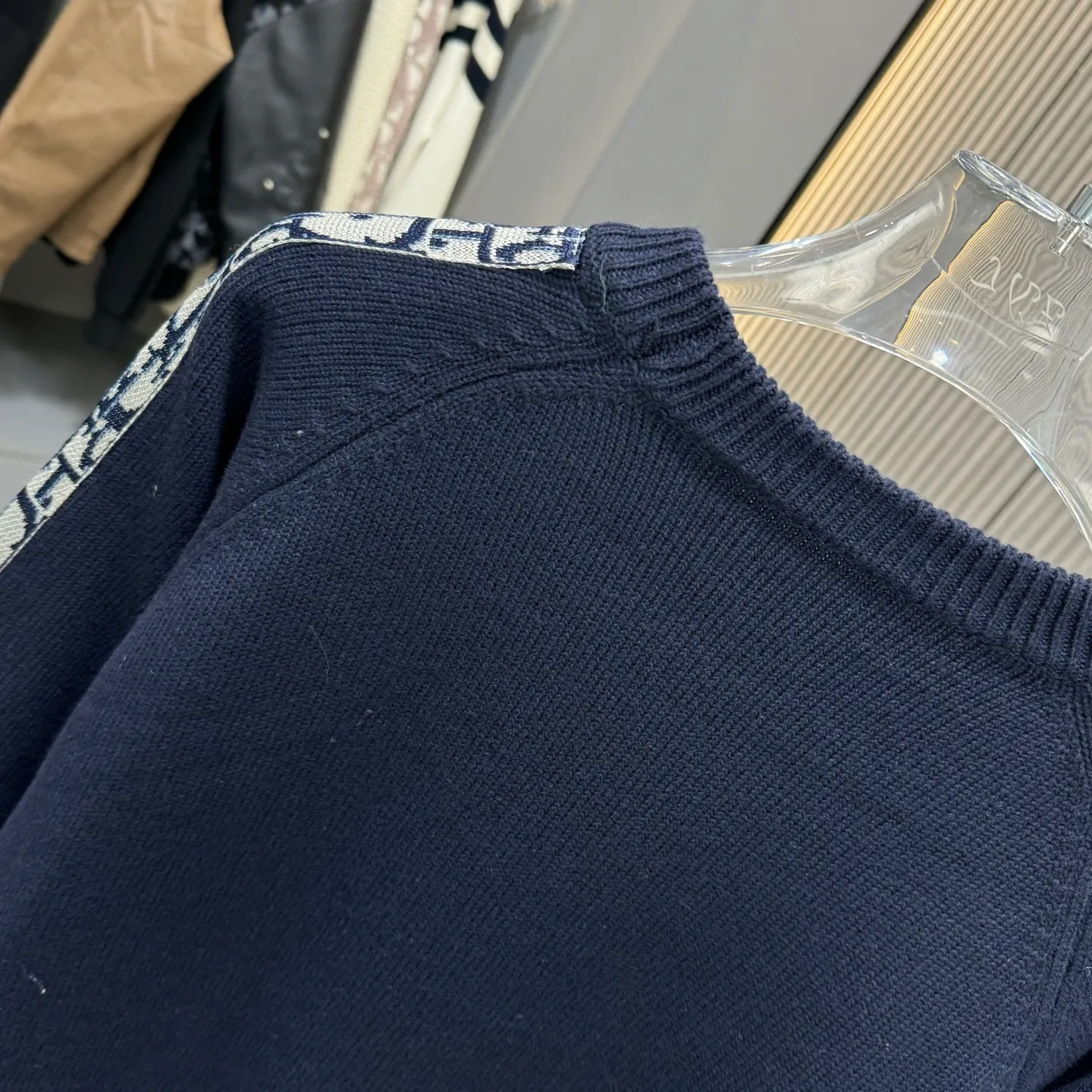🅿️270 CD Dior 25FW crew neck sweater. The fabric is made of top-quality cashmere yarn. The new autumn and winter Oblique jacquard knitted cashmere sweater adopts a double-sided wearable design and is made of high-quality cashmere material. After fine weaving process, it presents a soft and comfortable touch and excellent thermal insulation performance. The iconic Oblique jacquard pattern is perfectly presented through precision knitting technology. It can be worn on both sides, showing different style charms. The round neck design is simple and elegant, suitable for various matching occasions. Exquisite knitting technology ensures that the clothes are not easily deformed and remain crisp and long-lasting. The double-sided design concept reflects LV's perfect balance of practicality and fashion. Each sweater undergoes strict quality inspection to ensure that the quality meets the brand's consistently high standards. This knitted item combines warmth and style, making it an exquisite addition to your autumn and winter wardrobe. Size:M/L/XL/XXL