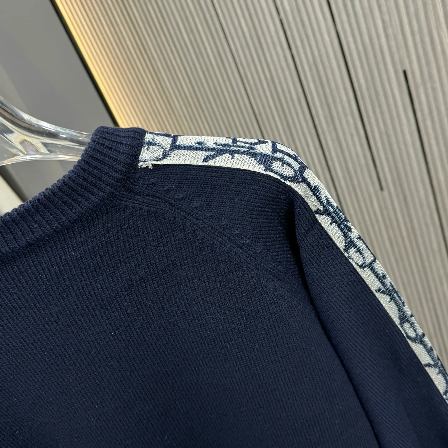 🅿️270 CD Dior 25FW crew neck sweater. The fabric is made of top-quality cashmere yarn. The new autumn and winter Oblique jacquard knitted cashmere sweater adopts a double-sided wearable design and is made of high-quality cashmere material. After fine weaving process, it presents a soft and comfortable touch and excellent thermal insulation performance. The iconic Oblique jacquard pattern is perfectly presented through precision knitting technology. It can be worn on both sides, showing different style charms. The round neck design is simple and elegant, suitable for various matching occasions. Exquisite knitting technology ensures that the clothes are not easily deformed and remain crisp and long-lasting. The double-sided design concept reflects LV's perfect balance of practicality and fashion. Each sweater undergoes strict quality inspection to ensure that the quality meets the brand's consistently high standards. This knitted item combines warmth and style, making it an exquisite addition to your autumn and winter wardrobe. Size:M/L/XL/XXL