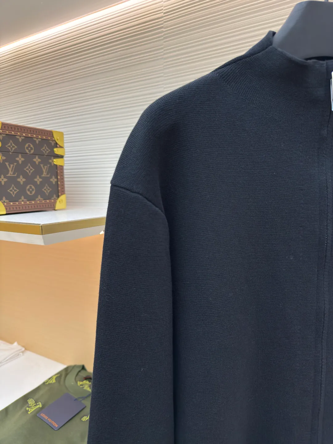Dior CD letter woolen jacket ●Original version: purchased and developed by 15594 ●Item number: 1680725-B60 ●Fabric: wool blended fabric ●Technology: woolen fabric ●Version: fitted version ●Weight: about 615 grams ●Size: XS-S-M-L ●Description: The wool material is made of 48 counts of ultra-fine 50% wool and 50% cotton blended yarn. It uses an imported 14-gauge wool loom to double-sided three-dimensional weaving. A single piece takes 270 minutes per piece. The letters on the chest are molded and customized with silicone three-dimensional relief embossing technology. The No. 5 thread double-pull letter zipper is customized. The overall wiring is straight and delicate. The fabric is comfortable and soft, and the color is consistent and has no color difference. It can be matched with the same style to create a fashionable look, and can be used in various occasions. Customized accessories, complete with three standards, same style for men and women!