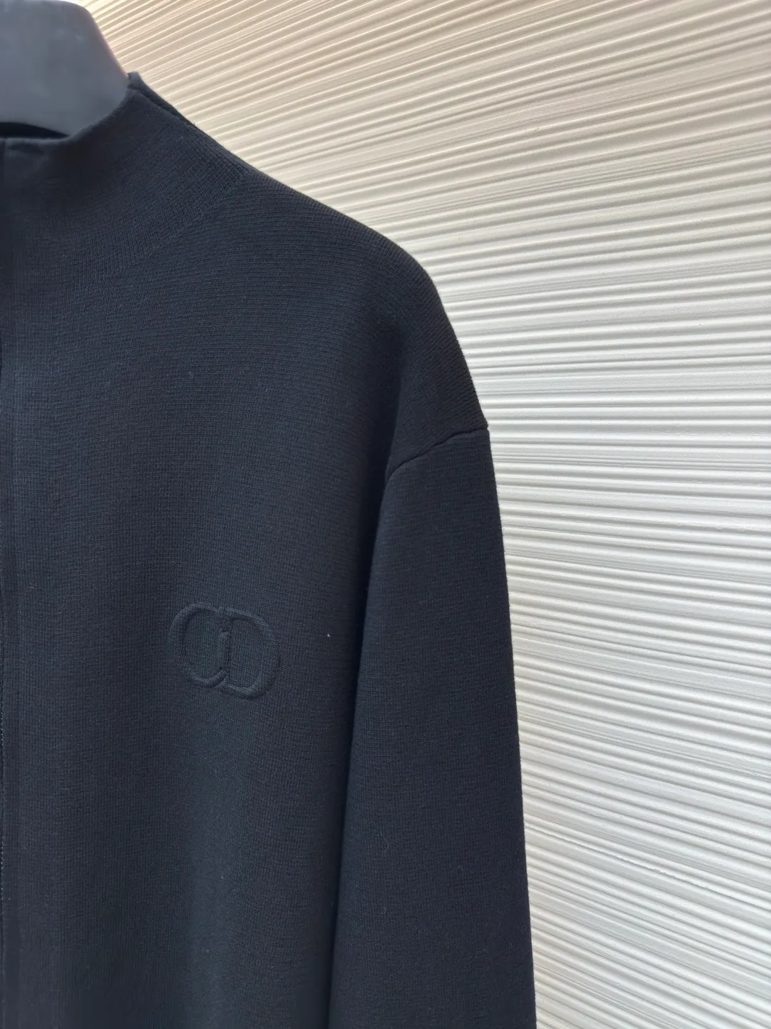 Dior CD letter woolen jacket ●Original version: purchased and developed by 15594 ●Item number: 1680725-B60 ●Fabric: wool blended fabric ●Technology: woolen fabric ●Version: fitted version ●Weight: about 615 grams ●Size: XS-S-M-L ●Description: The wool material is made of 48 counts of ultra-fine 50% wool and 50% cotton blended yarn. It uses an imported 14-gauge wool loom to double-sided three-dimensional weaving. A single piece takes 270 minutes per piece. The letters on the chest are molded and customized with silicone three-dimensional relief embossing technology. The No. 5 thread double-pull letter zipper is customized. The overall wiring is straight and delicate. The fabric is comfortable and soft, and the color is consistent and has no color difference. It can be matched with the same style to create a fashionable look, and can be used in various occasions. Customized accessories, complete with three standards, same style for men and women!