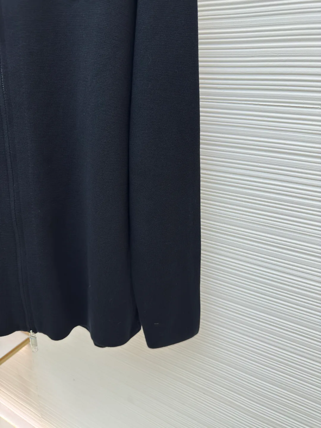 Dior CD letter woolen jacket ●Original version: purchased and developed by 15594 ●Item number: 1680725-B60 ●Fabric: wool blended fabric ●Technology: woolen fabric ●Version: fitted version ●Weight: about 615 grams ●Size: XS-S-M-L ●Description: The wool material is made of 48 counts of ultra-fine 50% wool and 50% cotton blended yarn. It uses an imported 14-gauge wool loom to double-sided three-dimensional weaving. A single piece takes 270 minutes per piece. The letters on the chest are molded and customized with silicone three-dimensional relief embossing technology. The No. 5 thread double-pull letter zipper is customized. The overall wiring is straight and delicate. The fabric is comfortable and soft, and the color is consistent and has no color difference. It can be matched with the same style to create a fashionable look, and can be used in various occasions. Customized accessories, complete with three standards, same style for men and women!