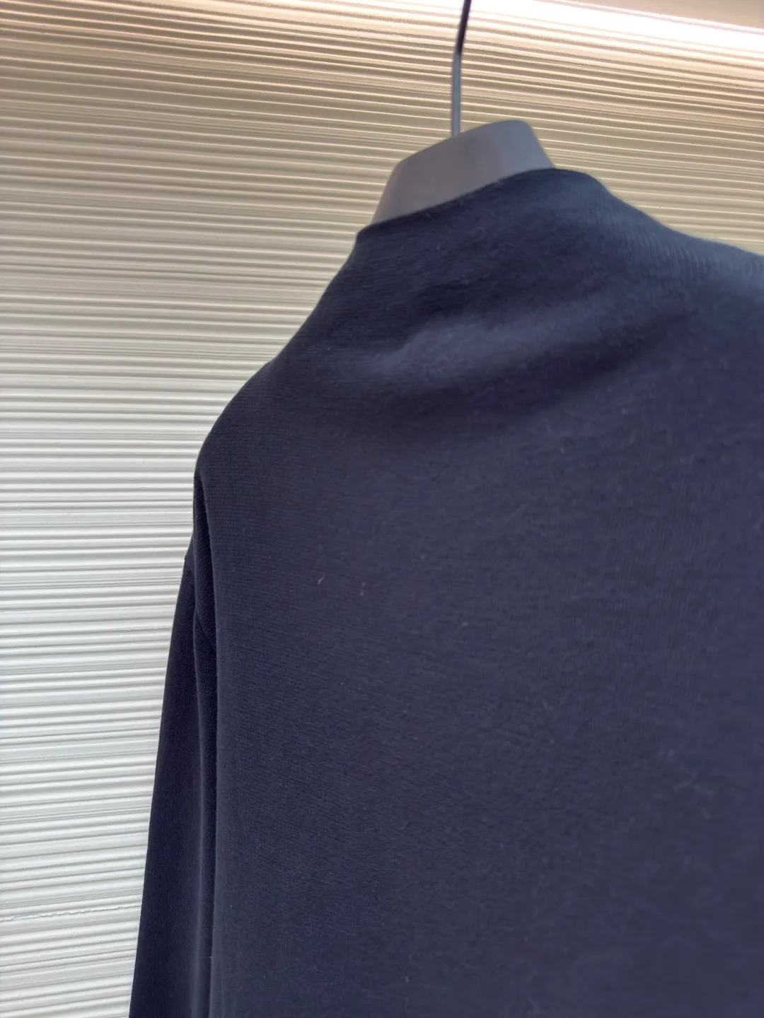 Dior CD letter woolen jacket ●Original version: purchased and developed by 15594 ●Item number: 1680725-B60 ●Fabric: wool blended fabric ●Technology: woolen fabric ●Version: fitted version ●Weight: about 615 grams ●Size: XS-S-M-L ●Description: The wool material is made of 48 counts of ultra-fine 50% wool and 50% cotton blended yarn. It uses an imported 14-gauge wool loom to double-sided three-dimensional weaving. A single piece takes 270 minutes per piece. The letters on the chest are molded and customized with silicone three-dimensional relief embossing technology. The No. 5 thread double-pull letter zipper is customized. The overall wiring is straight and delicate. The fabric is comfortable and soft, and the color is consistent and has no color difference. It can be matched with the same style to create a fashionable look, and can be used in various occasions. Customized accessories, complete with three standards, same style for men and women!