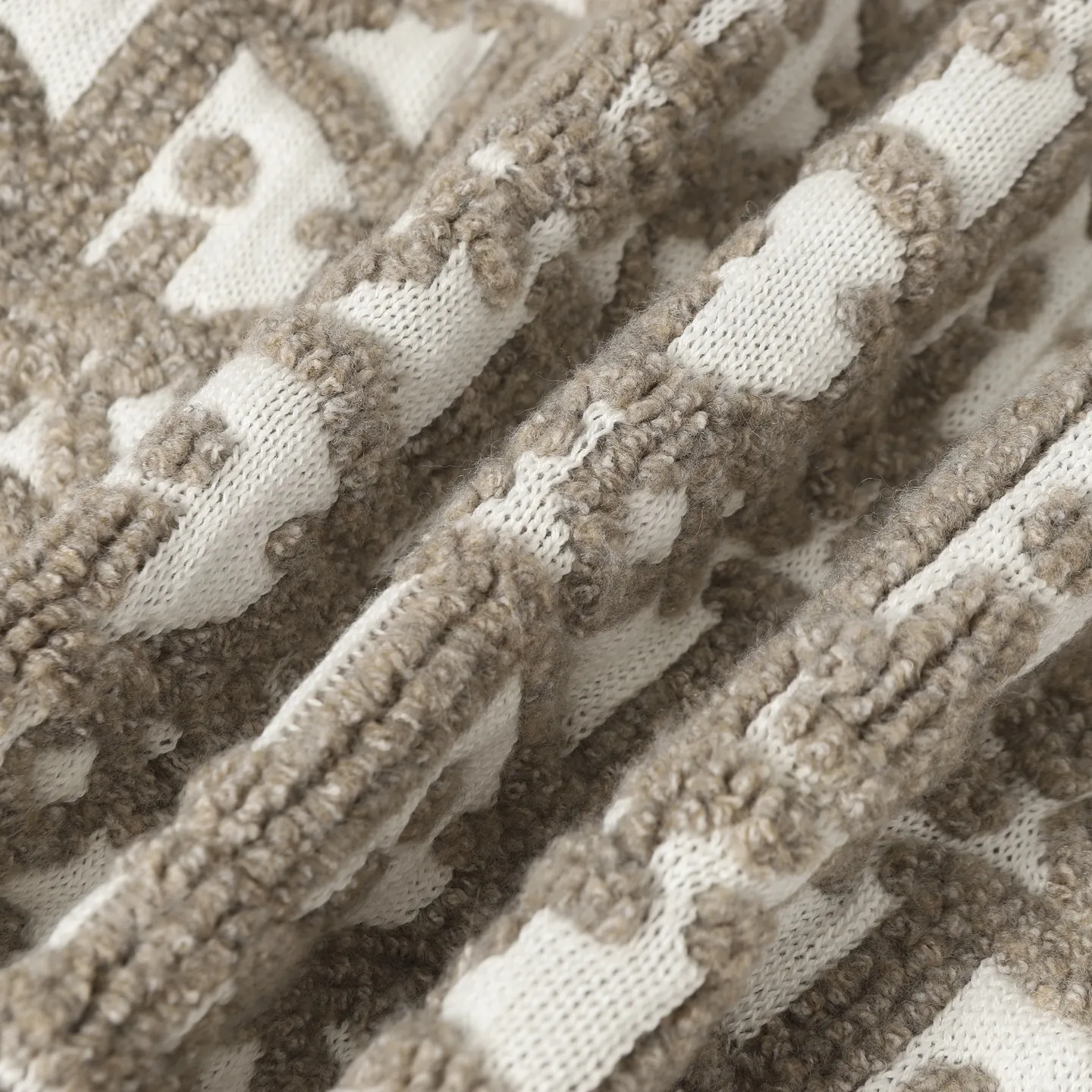 🅿️610 [Wool] Dior Oblique jacquard sweater jacket. Custom-woven cotton suet blend. Excellent texture. Comfortable and close to the skin. With the intertwined color charm of rice and coffee as the core. Like a delicate Impressionist painting. Encounter the Dior Oblique pattern covering the body. Delicate interweaving. A dazzling array. Derived from the profound cultural heritage of the Dior brand. Two-way zipper closure to demonstrate smart style. Weave the poetry and warmth of autumn and winter to accompany you to encounter every elegance. Craft 1: Jacquard tissue imported from Germany. Precisely control the arrangement and interweaving of yarns. Carefully interweave on the loom. Dior Oblique jacquard art pattern inlay makes the fabric more vivid and three-dimensional. Craft 2: Use towel embroidery craft, a traditional hand embroidery technology. Embroidery is done using stitches and is completed by changing the hooking action of a special machine head. The coils are interlocked one by one, thus bringing a towel-like texture and effect. Process 3: Curved thread structure By changing the stitching and yarn arrangement during the knitting process, the yarns present a curved distribution in the fabric. Process 4: Garment washing water softening and deodorizing process. Use professional washing equipment and specific detergents to deep clean and deodorize the clothes to improve the feel and appearance of the clothes. Accessories: Customized Dior zipper Customized Dior trademark Version: Loose version Size: S M L XL