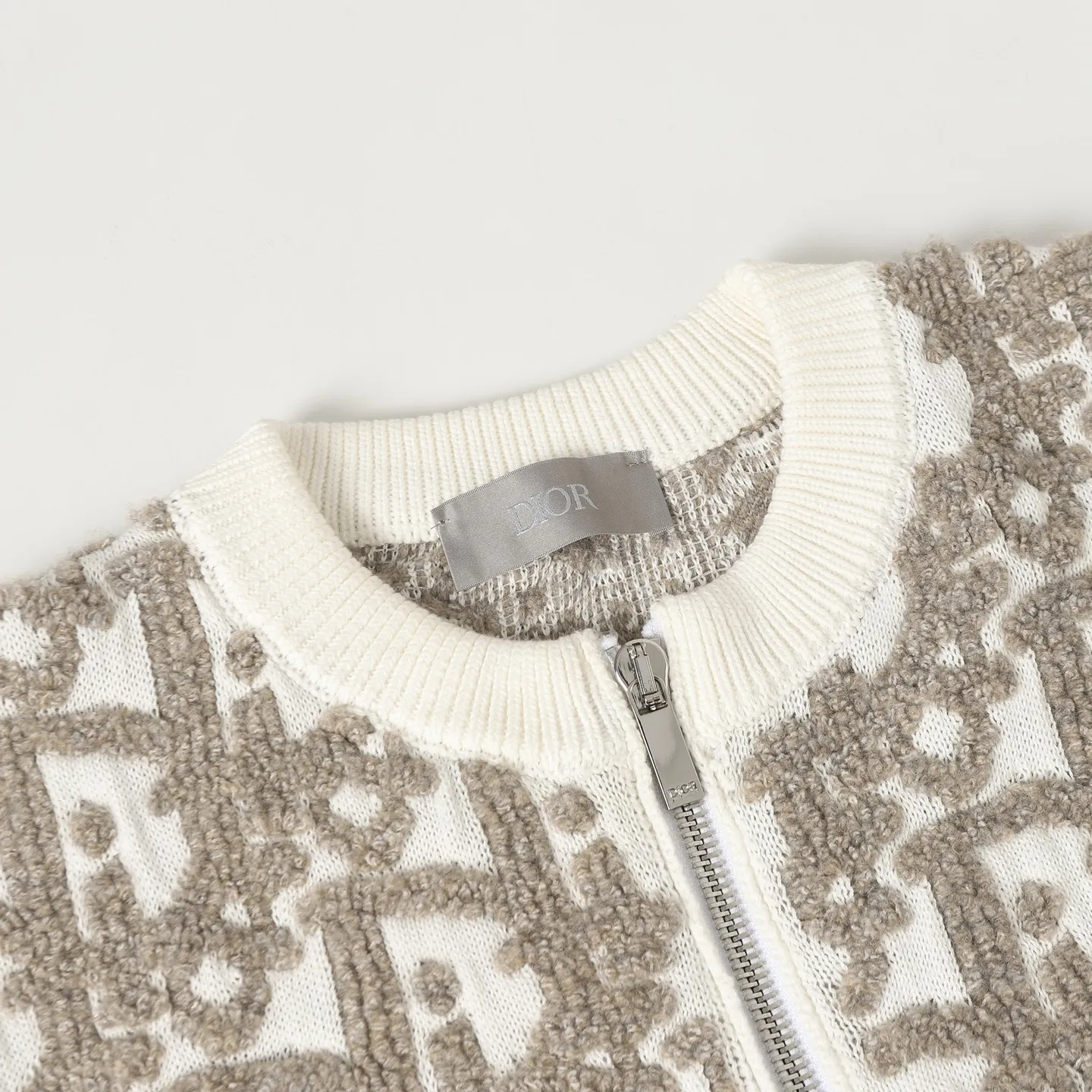 🅿️610 [Wool] Dior Oblique jacquard sweater jacket. Custom-woven cotton suet blend. Excellent texture. Comfortable and close to the skin. With the intertwined color charm of rice and coffee as the core. Like a delicate Impressionist painting. Encounter the Dior Oblique pattern covering the body. Delicate interweaving. A dazzling array. Derived from the profound cultural heritage of the Dior brand. Two-way zipper closure to demonstrate smart style. Weave the poetry and warmth of autumn and winter to accompany you to encounter every elegance. Craft 1: Jacquard tissue imported from Germany. Precisely control the arrangement and interweaving of yarns. Carefully interweave on the loom. Dior Oblique jacquard art pattern inlay makes the fabric more vivid and three-dimensional. Craft 2: Use towel embroidery craft, a traditional hand embroidery technology. Embroidery is done using stitches and is completed by changing the hooking action of a special machine head. The coils are interlocked one by one, thus bringing a towel-like texture and effect. Process 3: Curved thread structure By changing the stitching and yarn arrangement during the knitting process, the yarns present a curved distribution in the fabric. Process 4: Garment washing water softening and deodorizing process. Use professional washing equipment and specific detergents to deep clean and deodorize the clothes to improve the feel and appearance of the clothes. Accessories: Customized Dior zipper Customized Dior trademark Version: Loose version Size: S M L XL