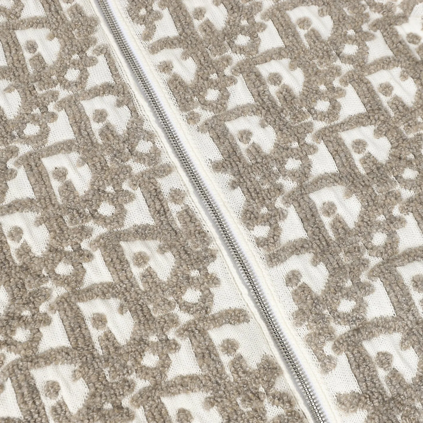 🅿️610 [Wool] Dior Oblique jacquard sweater jacket. Custom-woven cotton suet blend. Excellent texture. Comfortable and close to the skin. With the intertwined color charm of rice and coffee as the core. Like a delicate Impressionist painting. Encounter the Dior Oblique pattern covering the body. Delicate interweaving. A dazzling array. Derived from the profound cultural heritage of the Dior brand. Two-way zipper closure to demonstrate smart style. Weave the poetry and warmth of autumn and winter to accompany you to encounter every elegance. Craft 1: Jacquard tissue imported from Germany. Precisely control the arrangement and interweaving of yarns. Carefully interweave on the loom. Dior Oblique jacquard art pattern inlay makes the fabric more vivid and three-dimensional. Craft 2: Use towel embroidery craft, a traditional hand embroidery technology. Embroidery is done using stitches and is completed by changing the hooking action of a special machine head. The coils are interlocked one by one, thus bringing a towel-like texture and effect. Process 3: Curved thread structure By changing the stitching and yarn arrangement during the knitting process, the yarns present a curved distribution in the fabric. Process 4: Garment washing water softening and deodorizing process. Use professional washing equipment and specific detergents to deep clean and deodorize the clothes to improve the feel and appearance of the clothes. Accessories: Customized Dior zipper Customized Dior trademark Version: Loose version Size: S M L XL